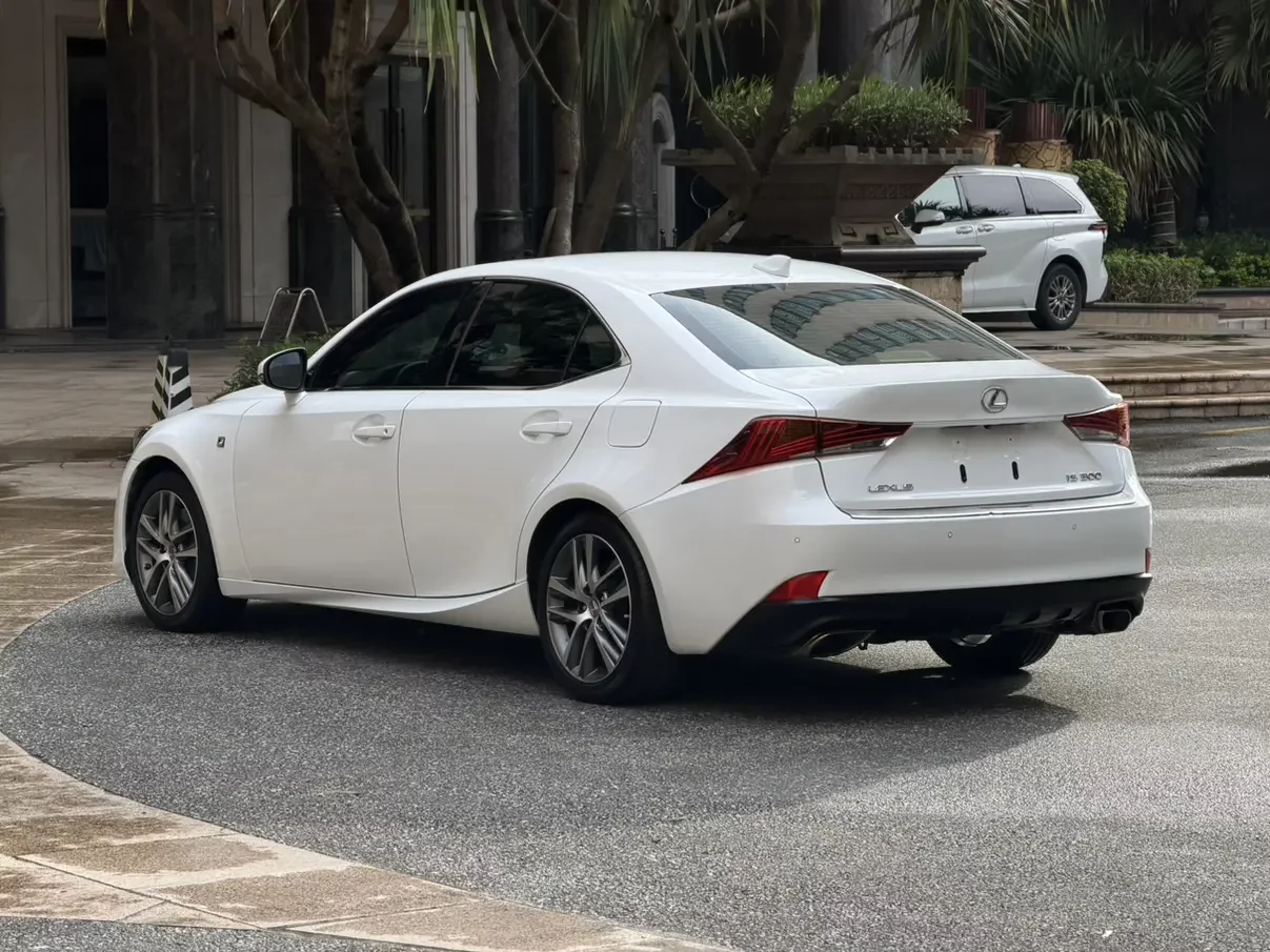 Lexus IS