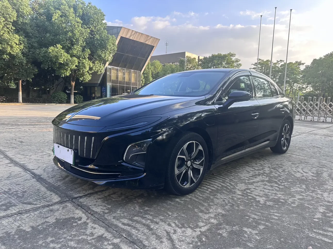 Hongqi E-QM5