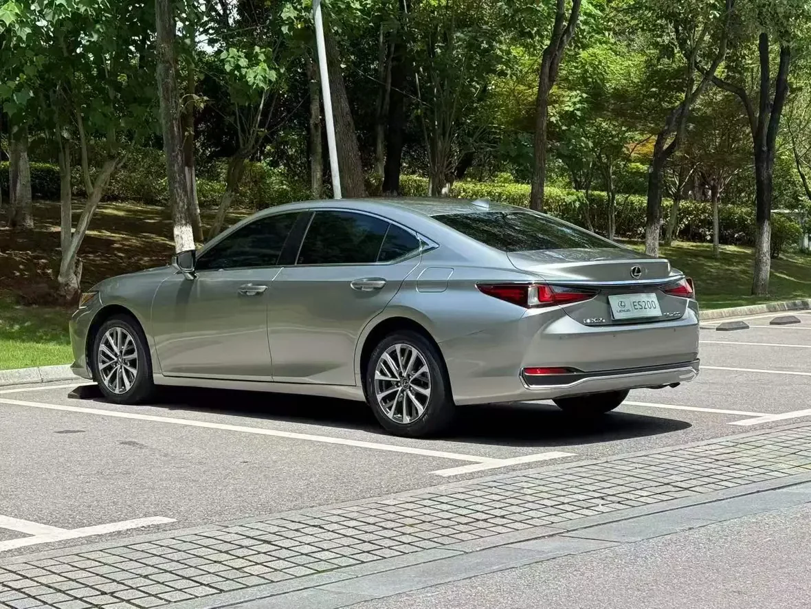 Lexus ES