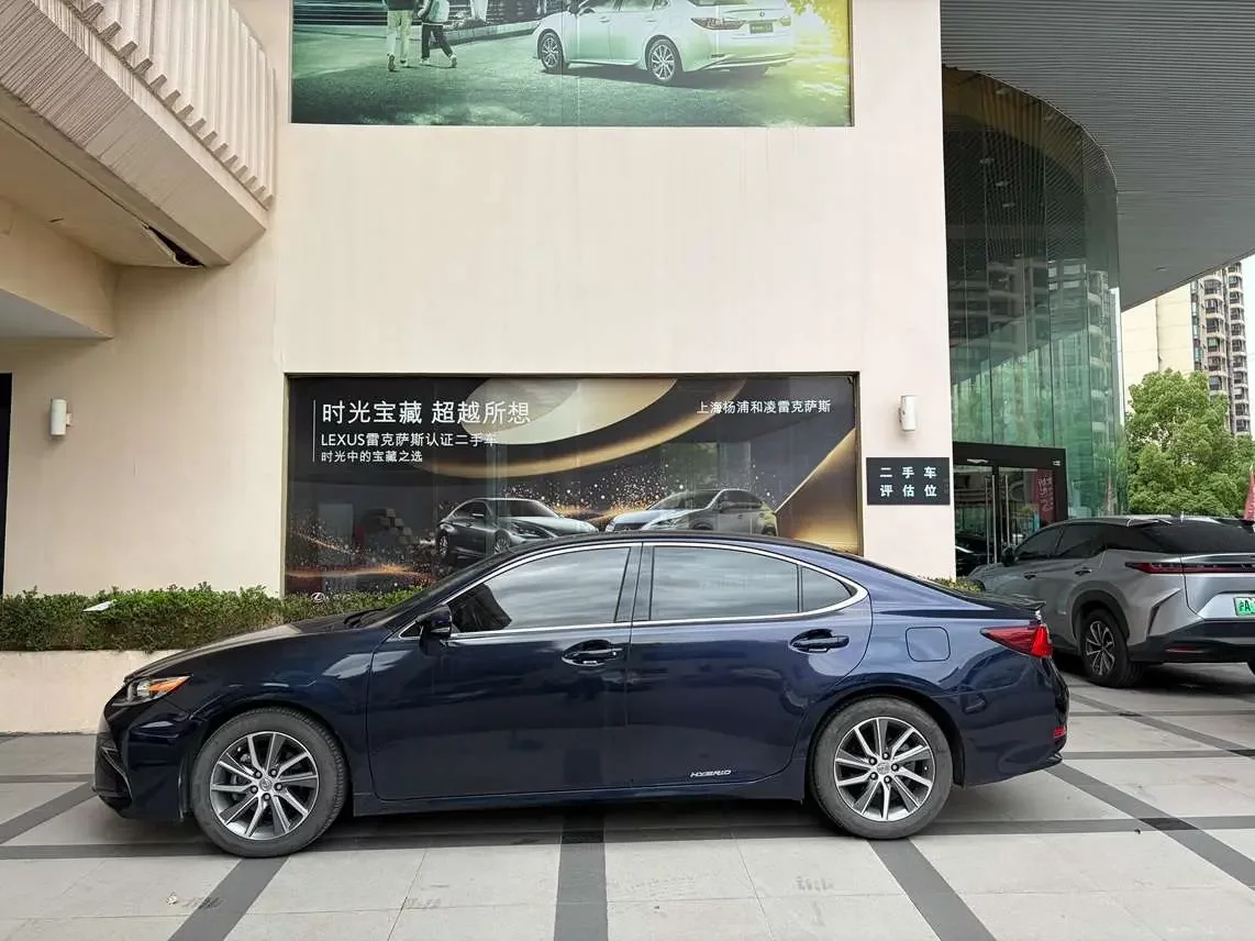 Lexus ES