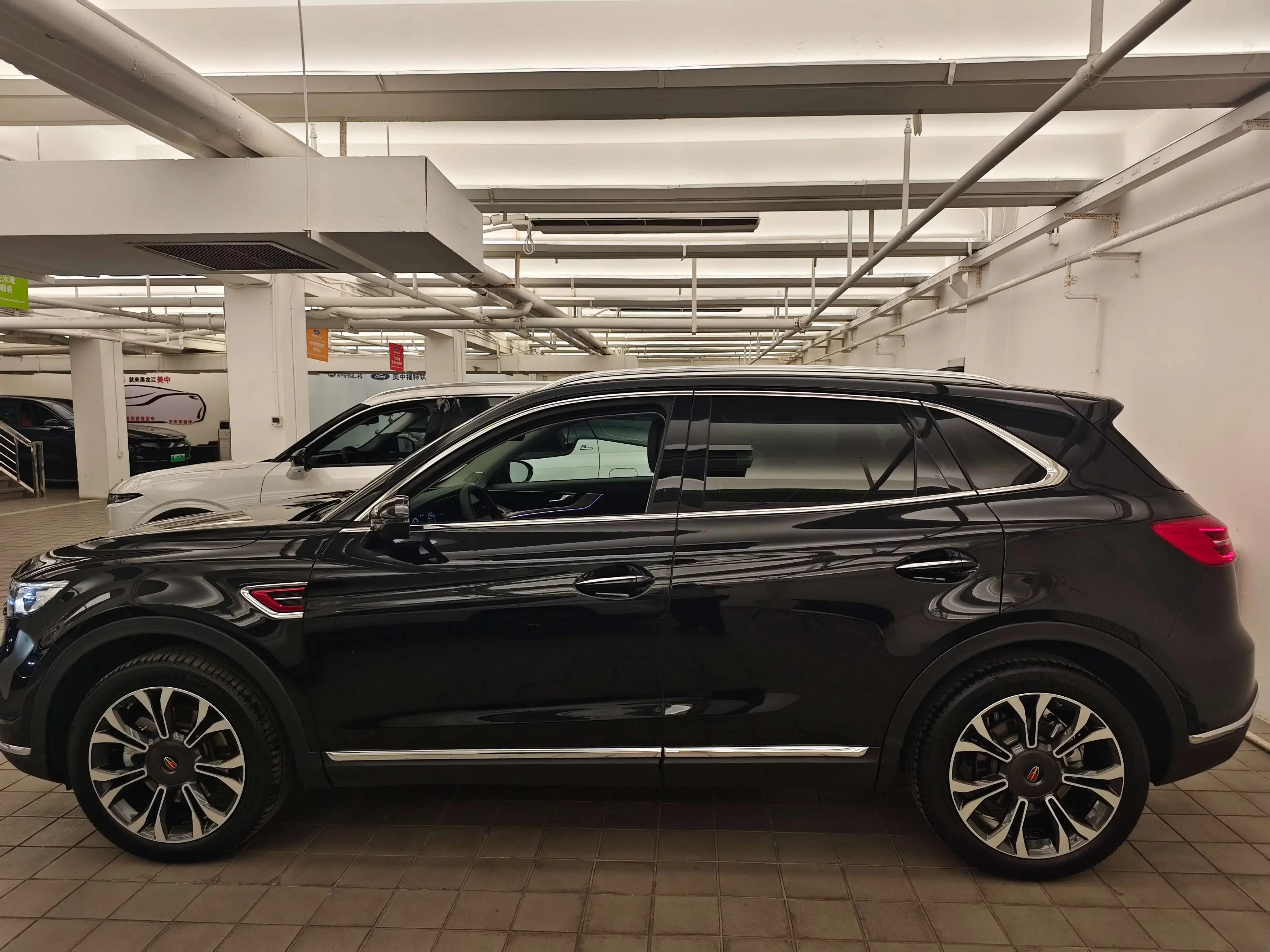 Hongqi HS5