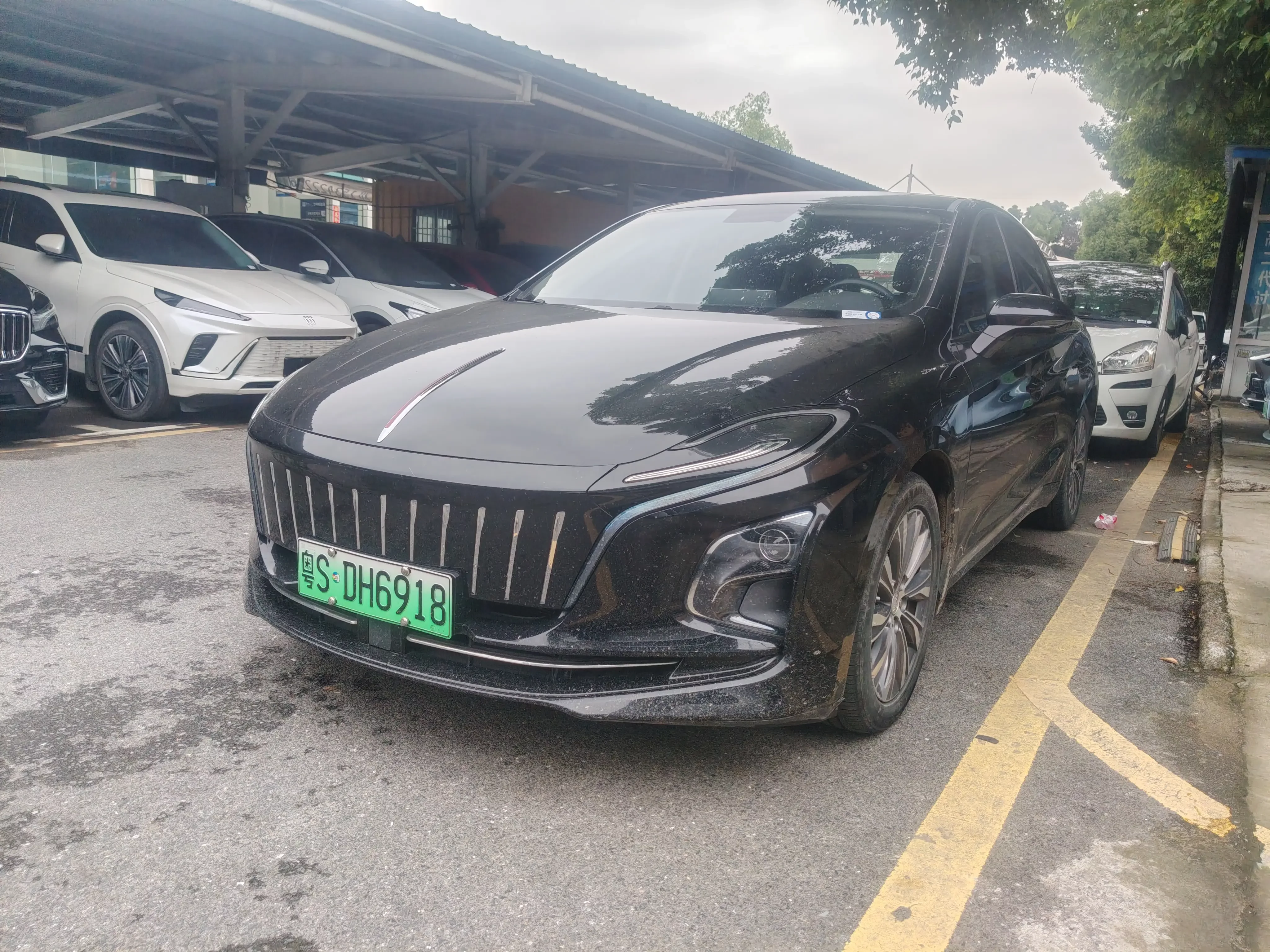 Hongqi E-QM5