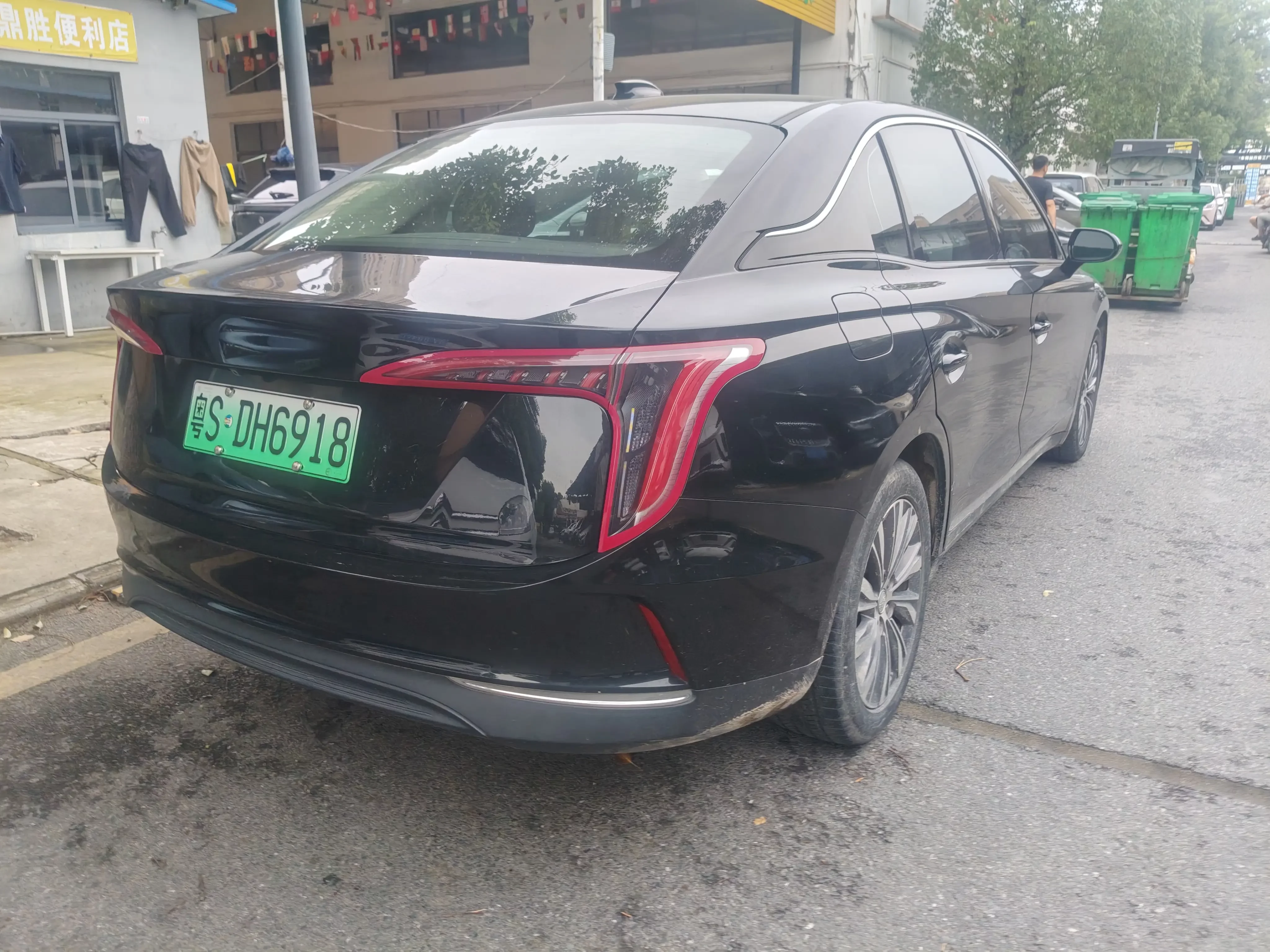 Hongqi E-QM5
