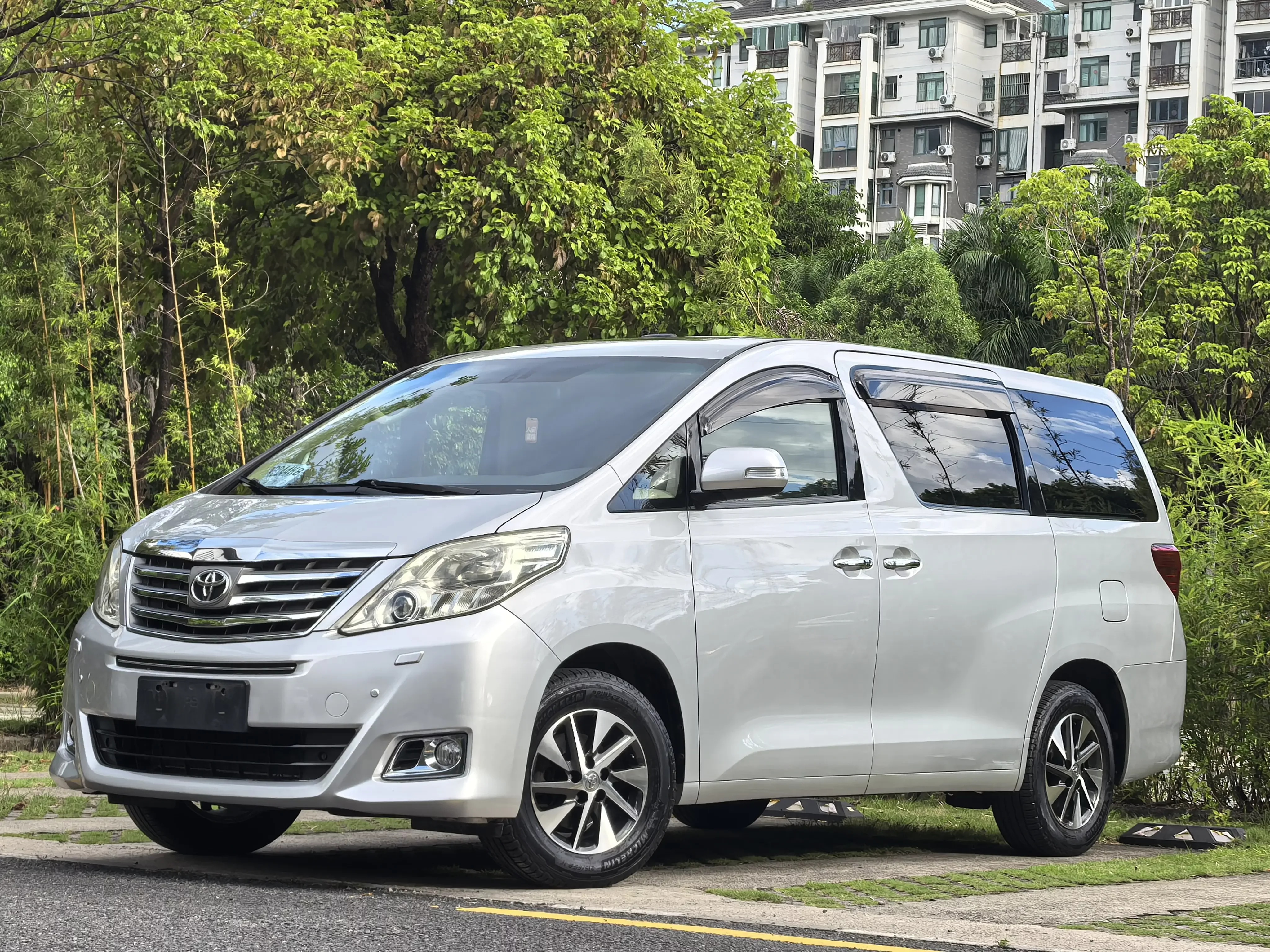 Toyota Alphard (Elfa)  из Китая