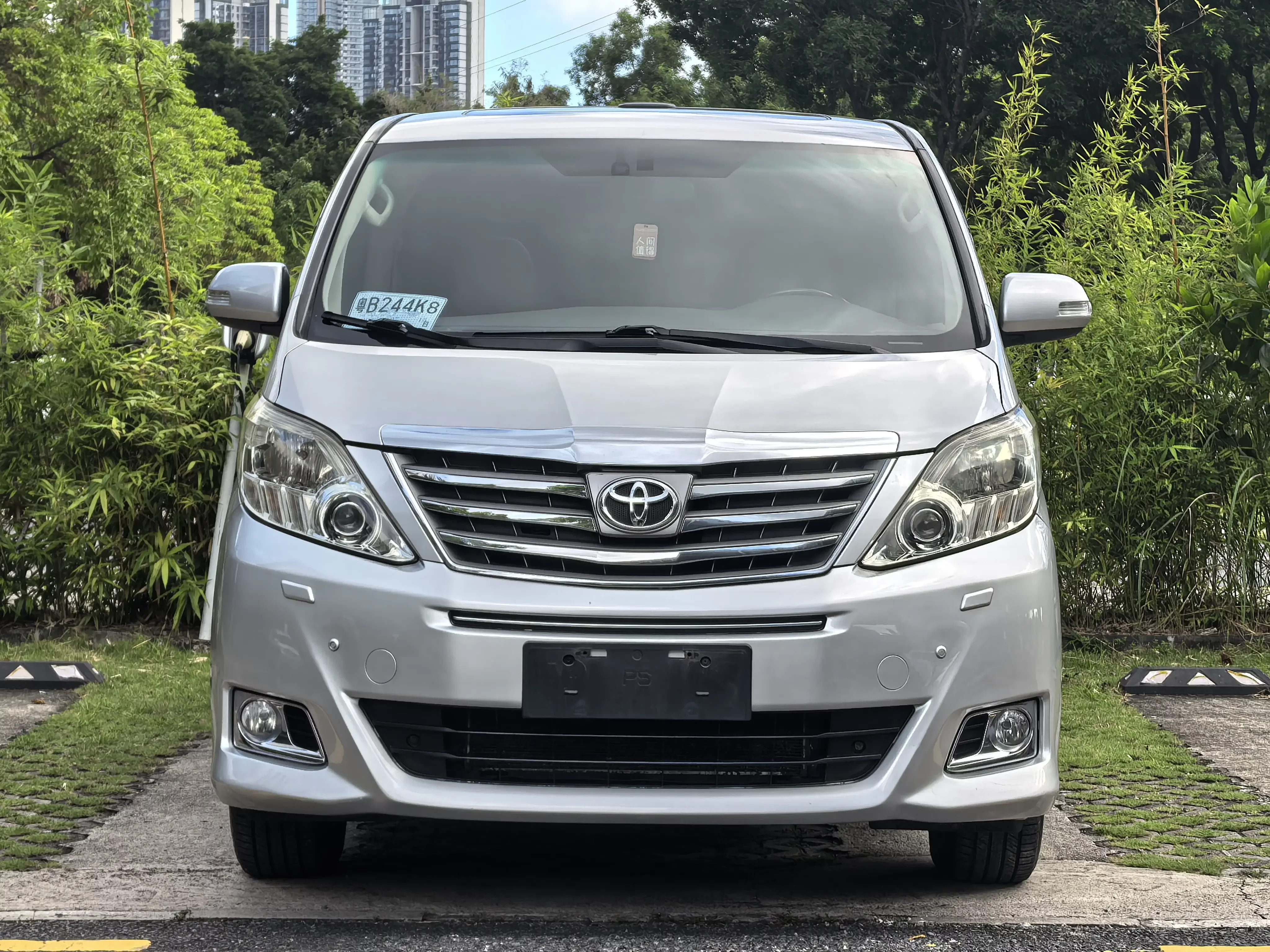 Toyota Alphard (Elfa)  из Китая