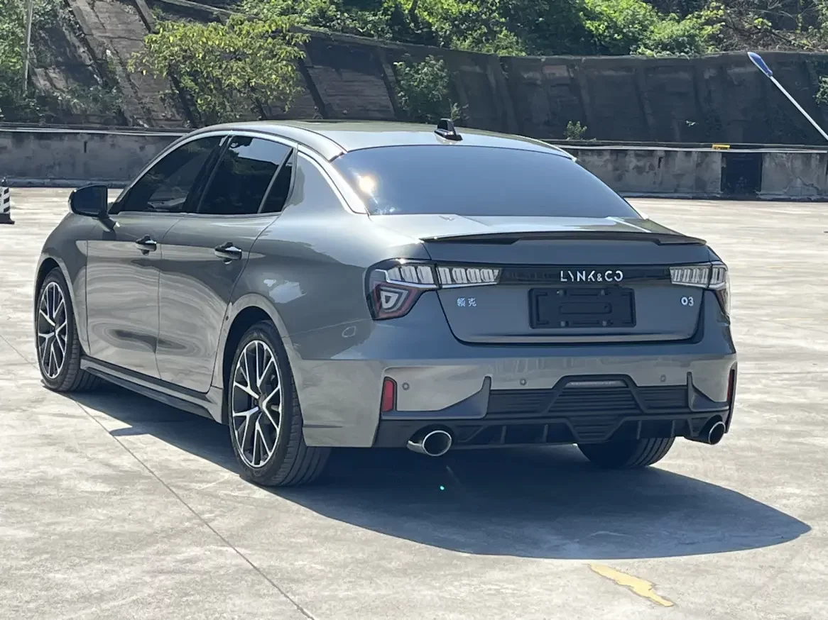 Lynk & Co 03