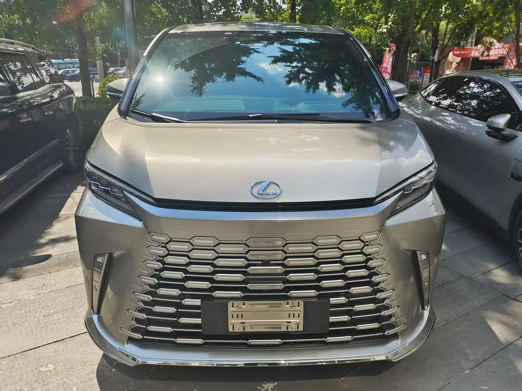 Lexus LM