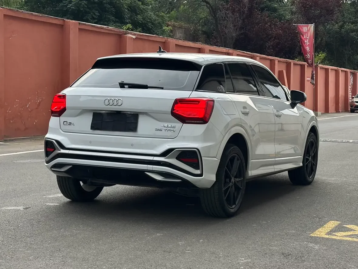 Audi Q2L