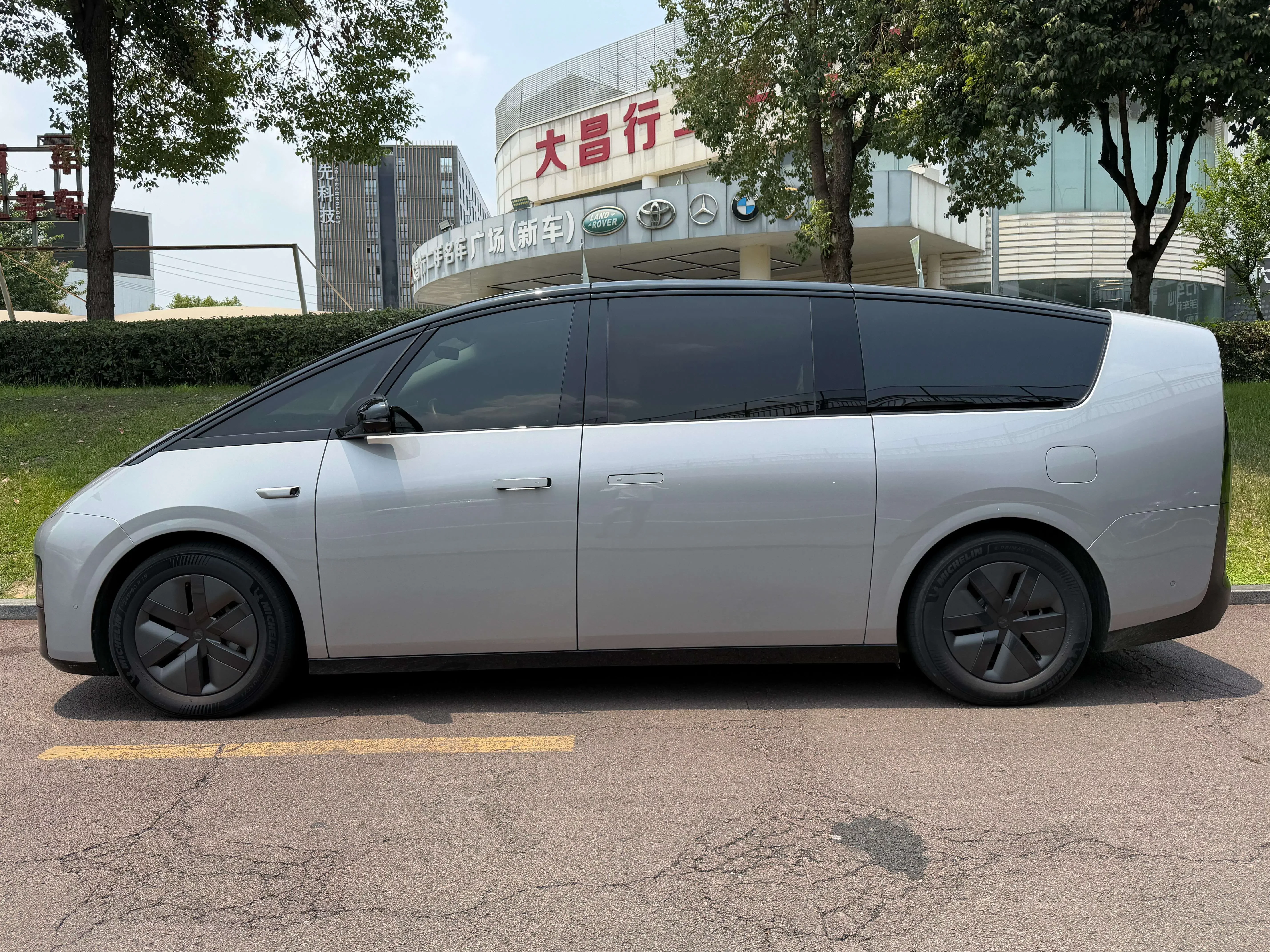 Lixiang MEGA