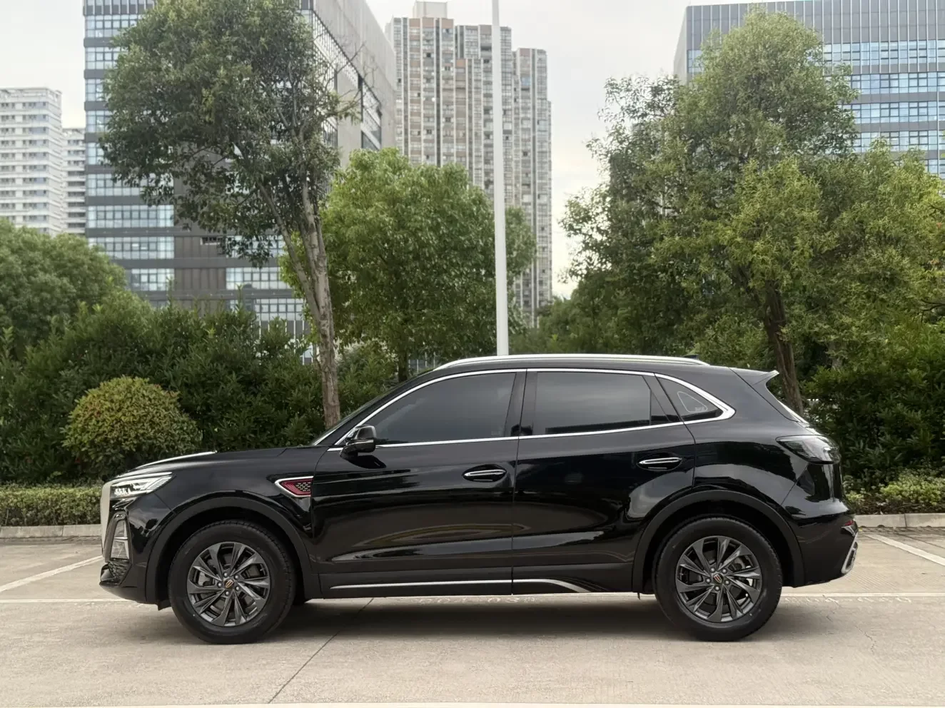 Hongqi HS5