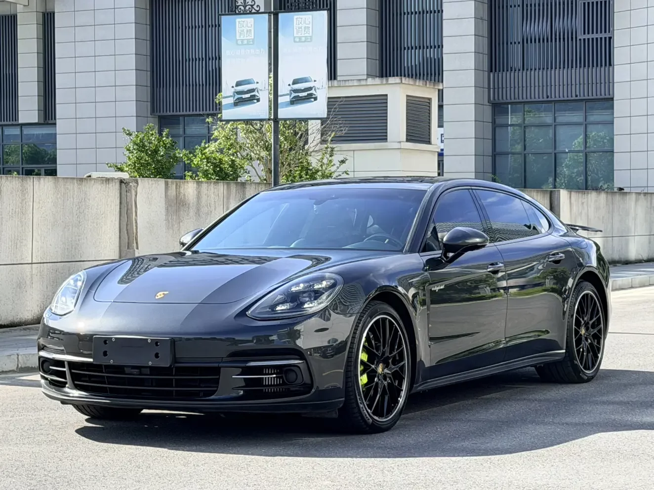 Porsche Panamera E-Hybrid  из Китая