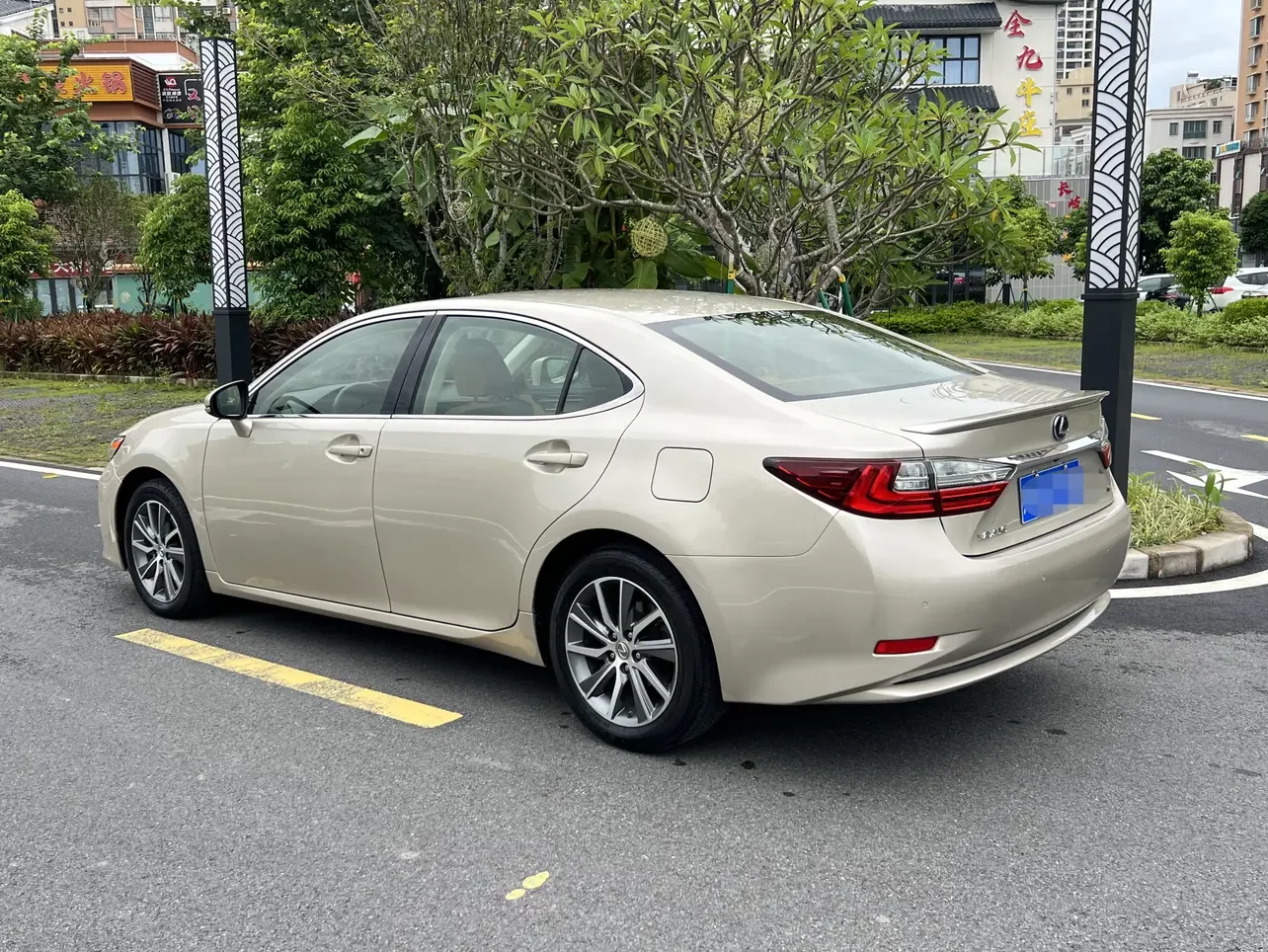 Lexus ES