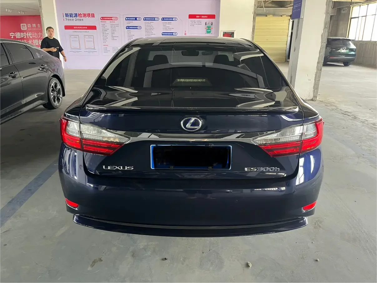 Lexus ES
