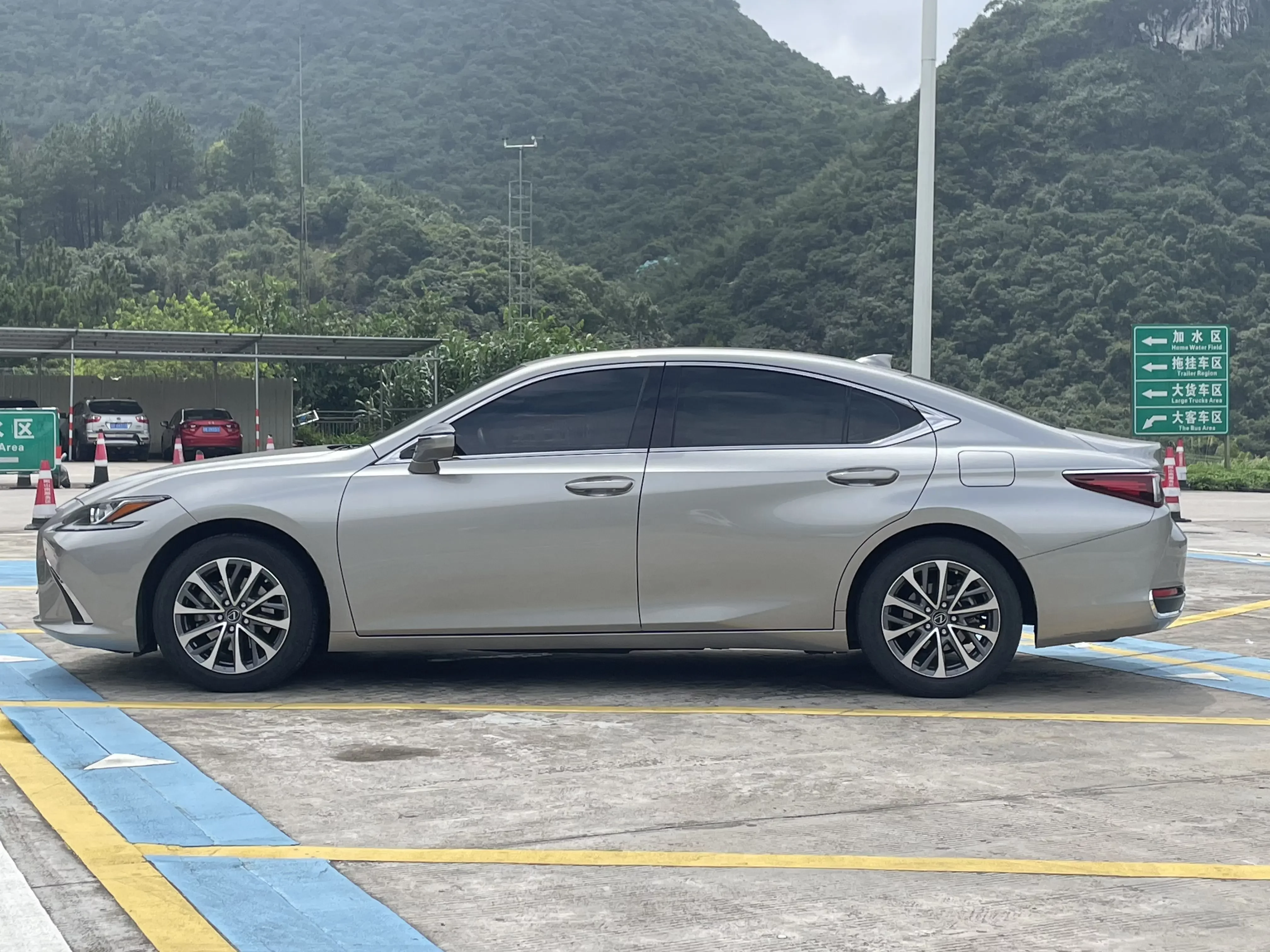 Lexus ES