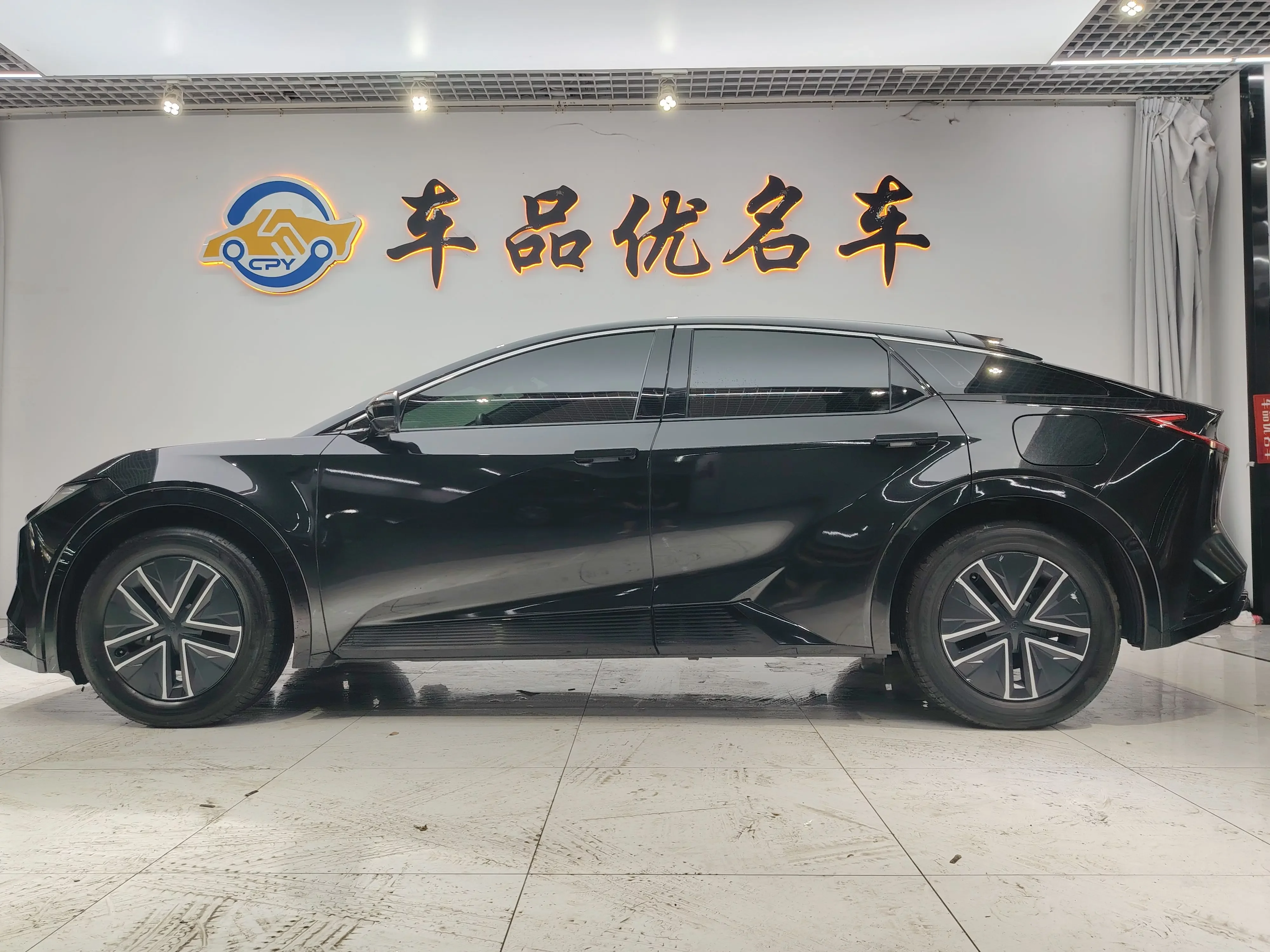 Toyota bZ5  из Китая