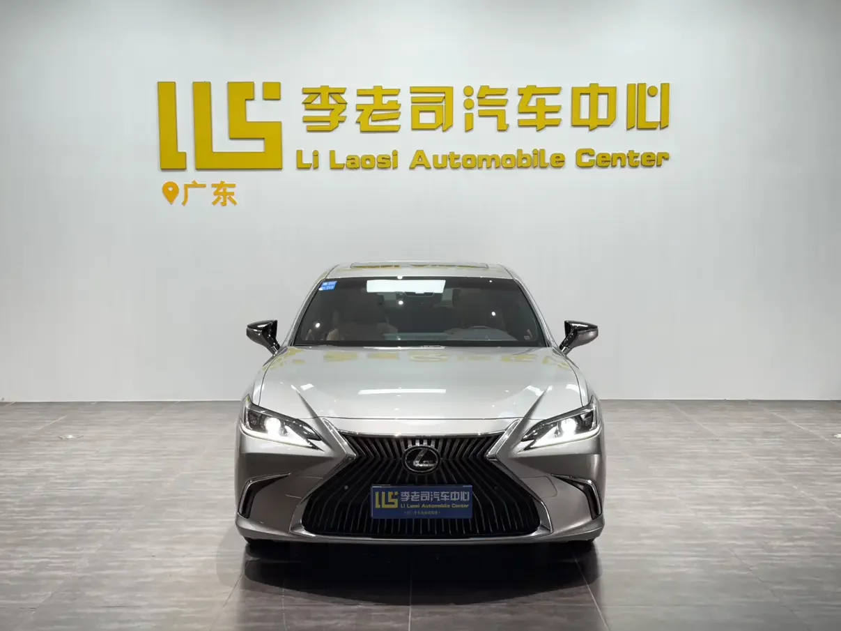 Lexus ES