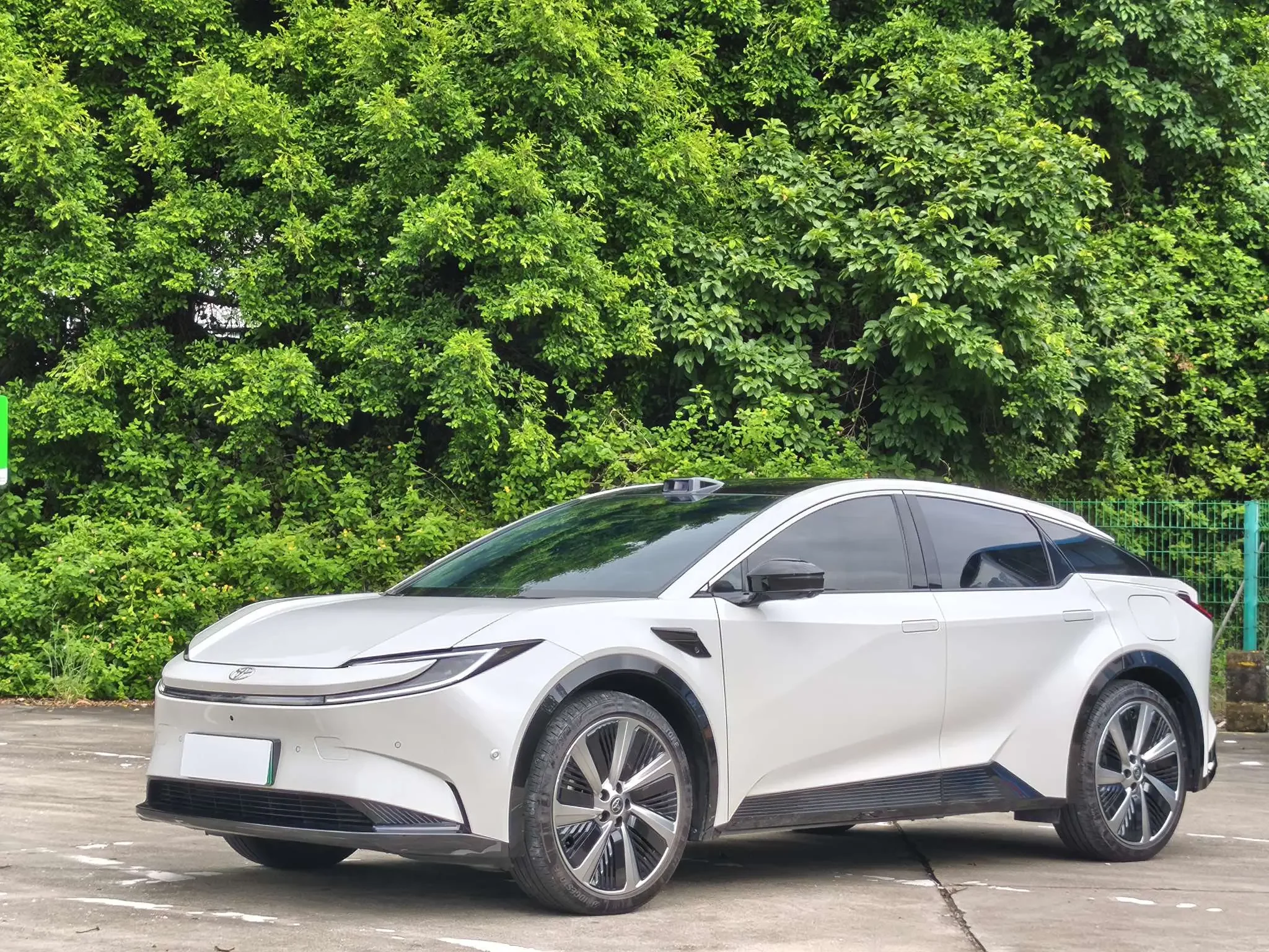 Toyota bZ5  из Китая