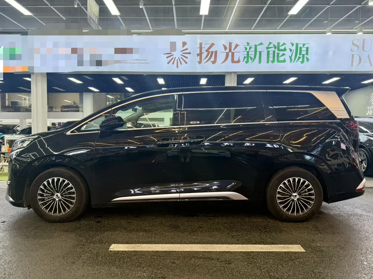 Denza D9 EV