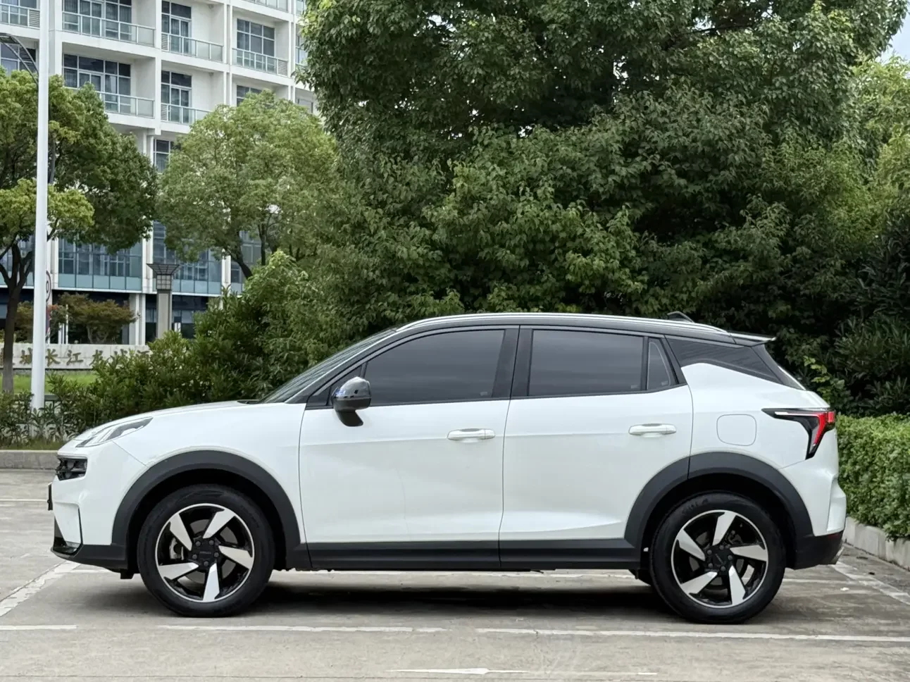 Lynk & Co 06