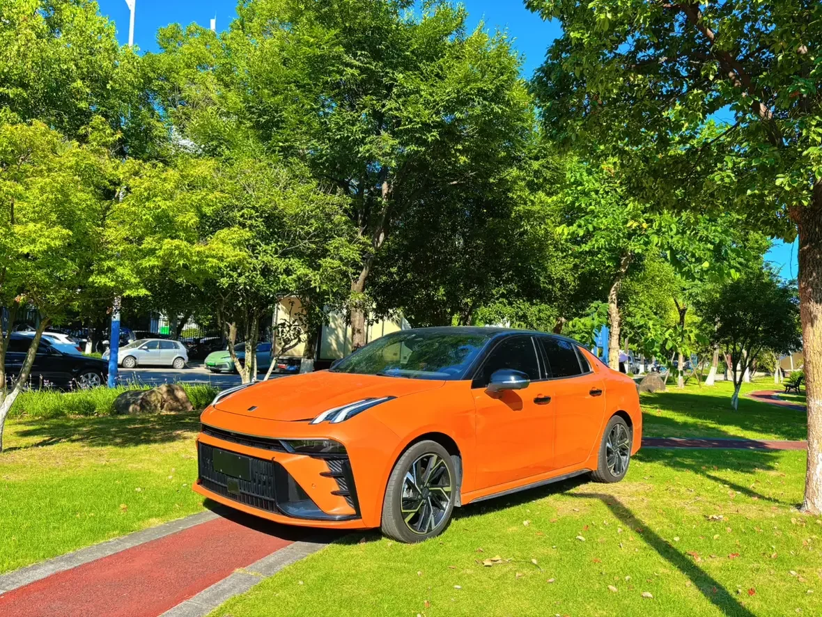 Lynk & Co 03