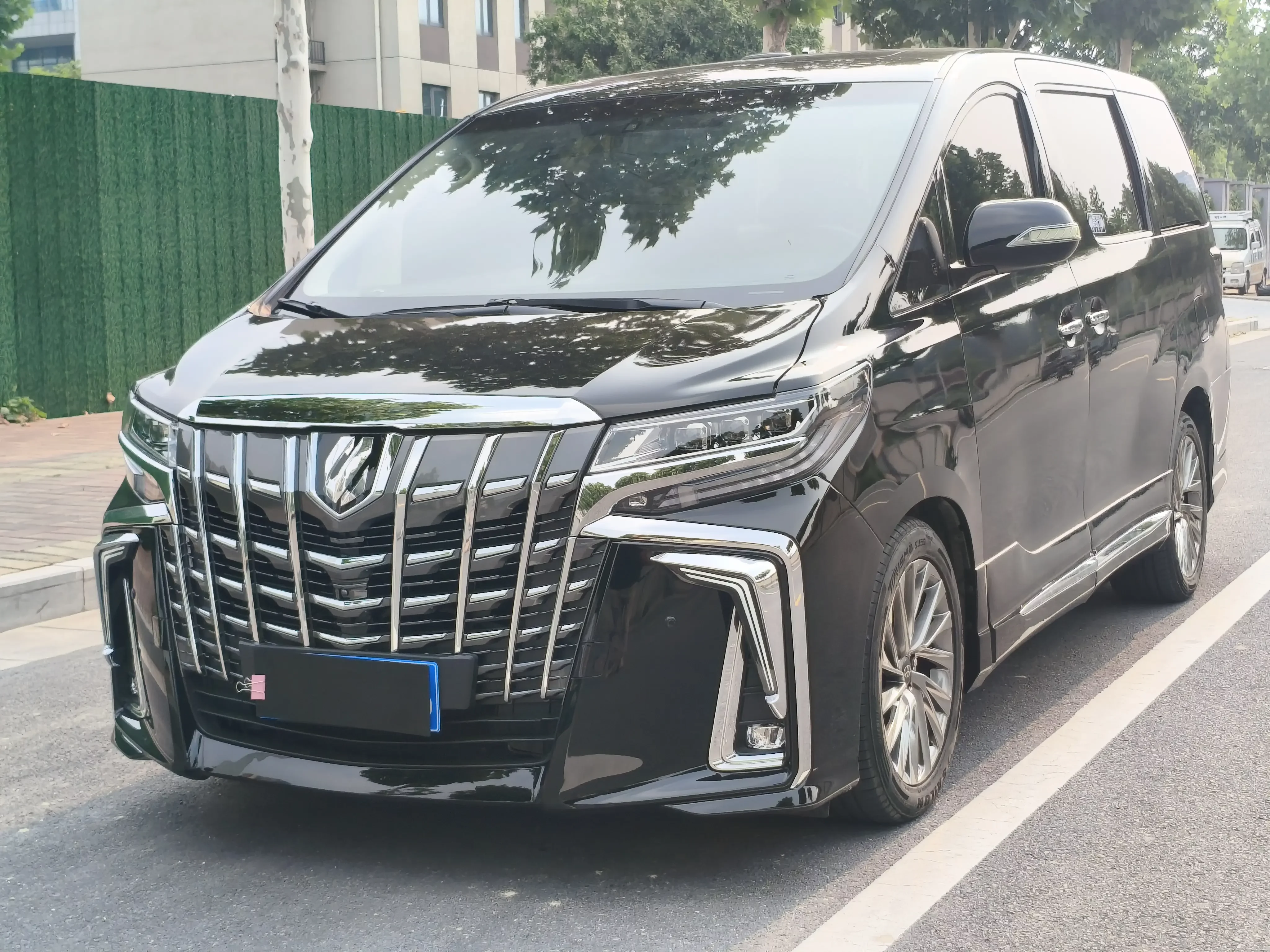 Toyota Alphard (Elfa)  из Китая