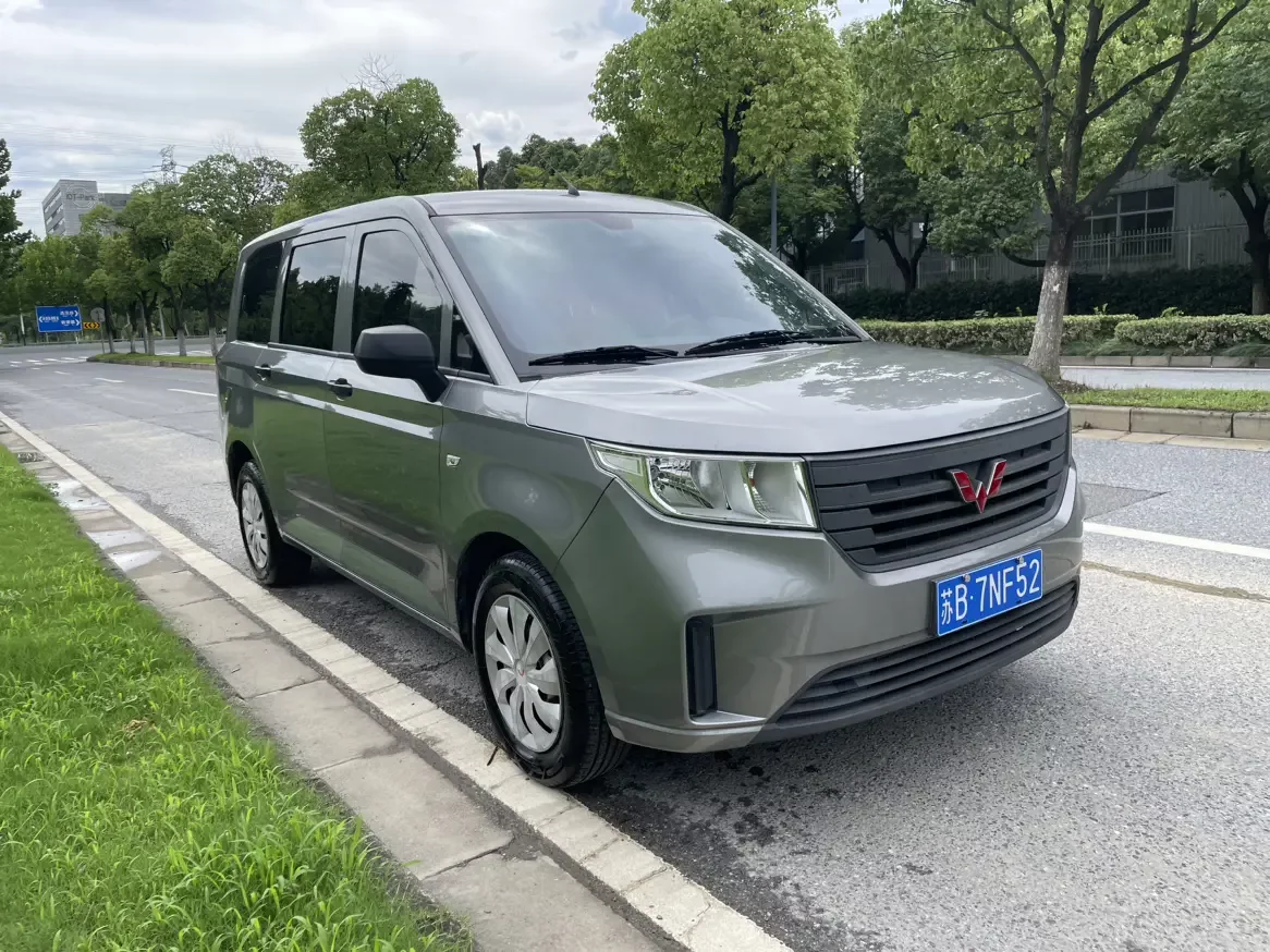 Wuling Hongguang PLUS