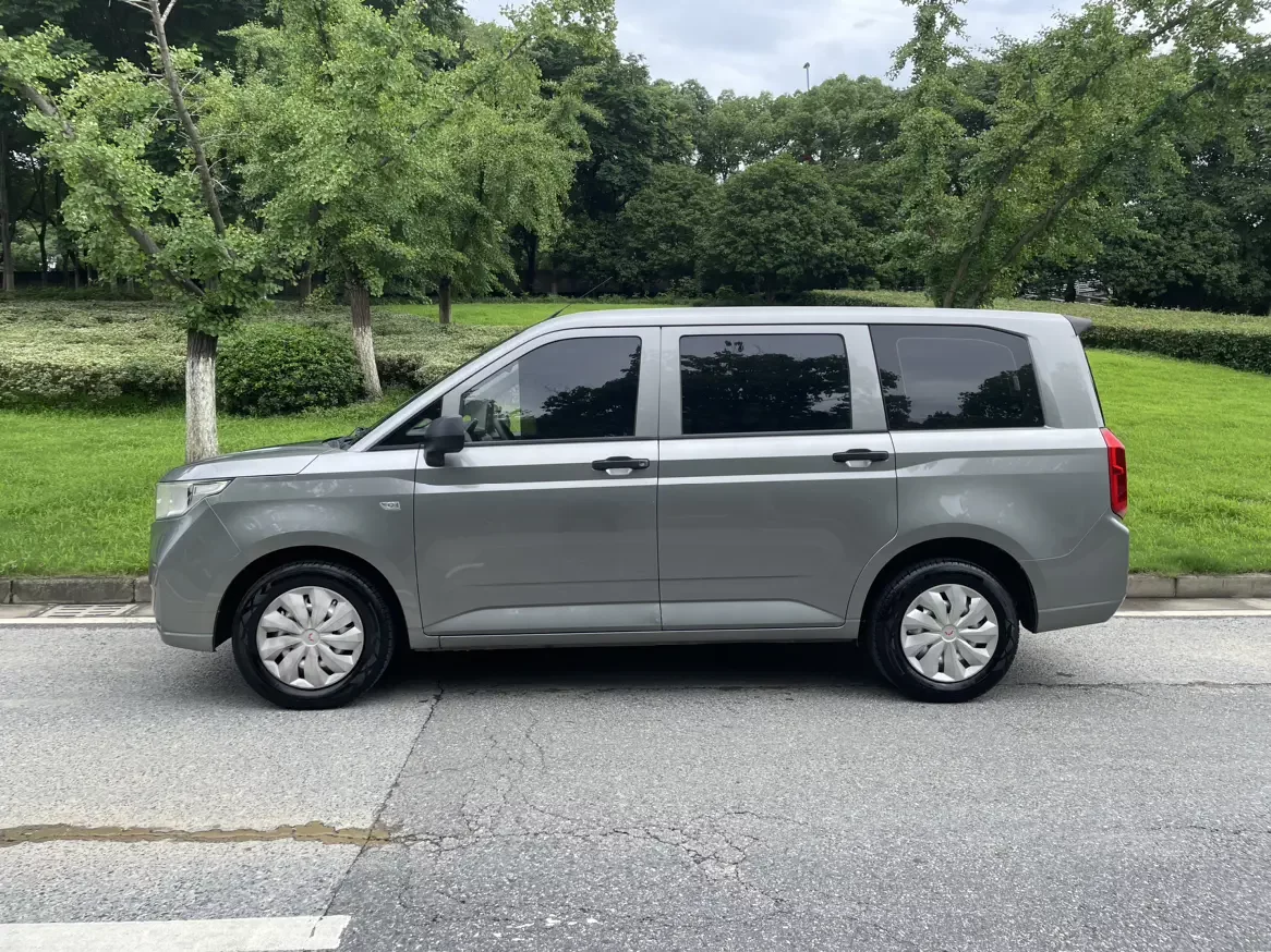 Wuling Hongguang PLUS