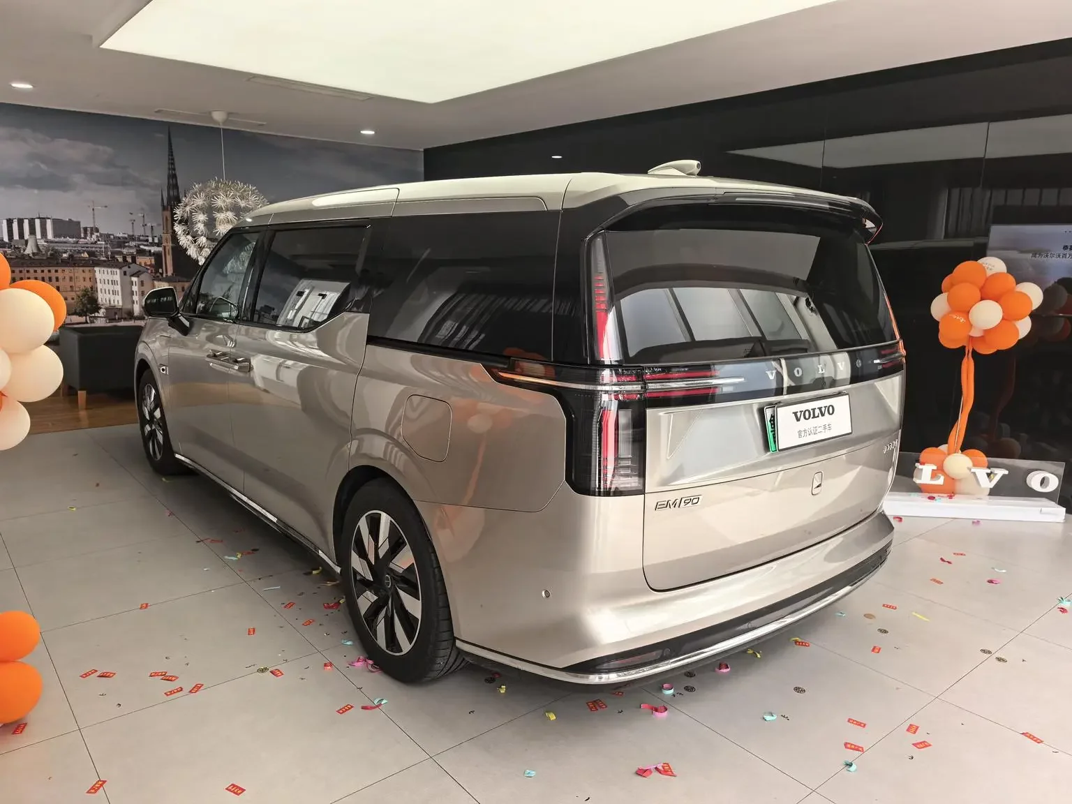 Volvo EM90