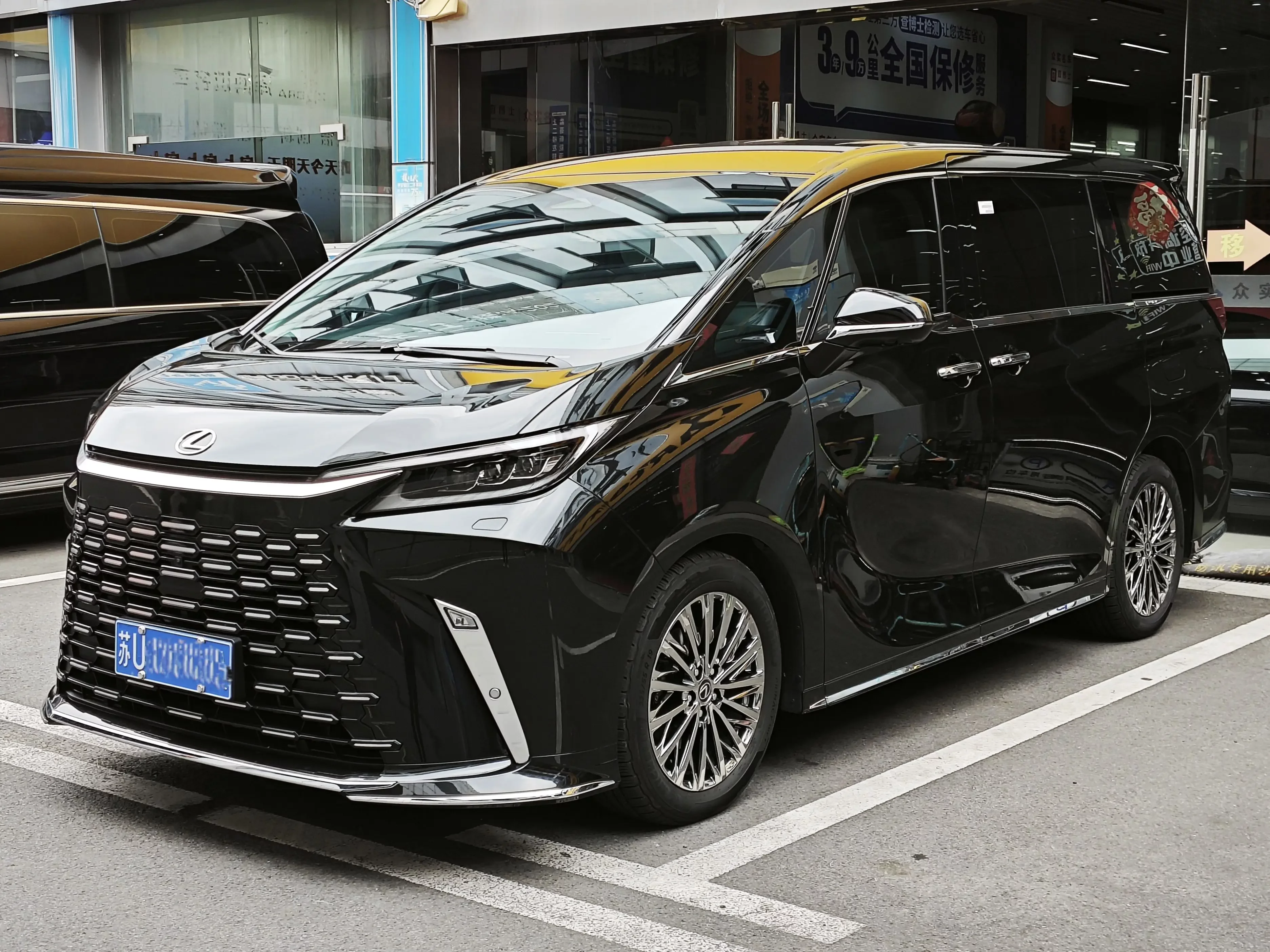 Lexus LM