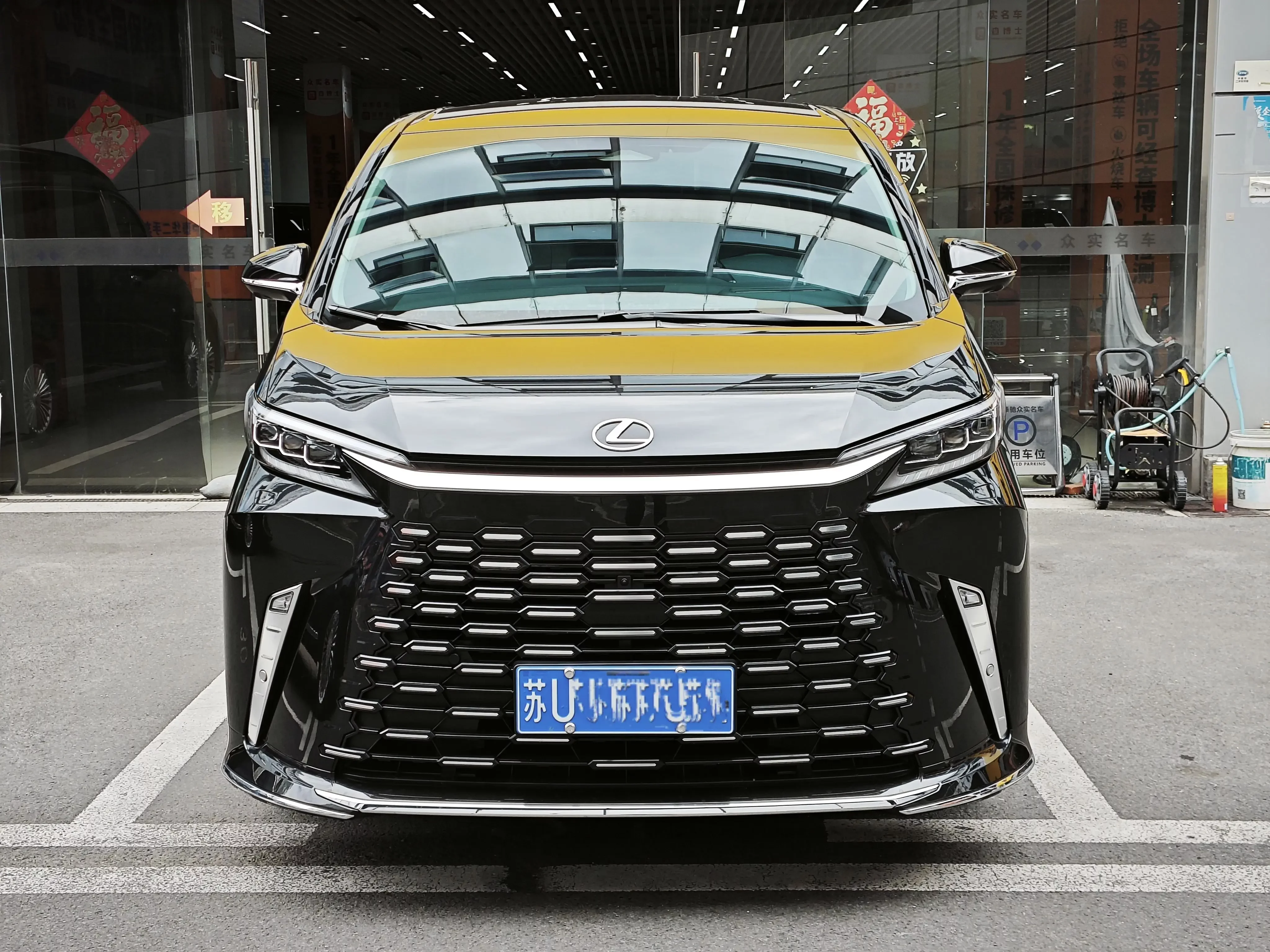 Lexus LM