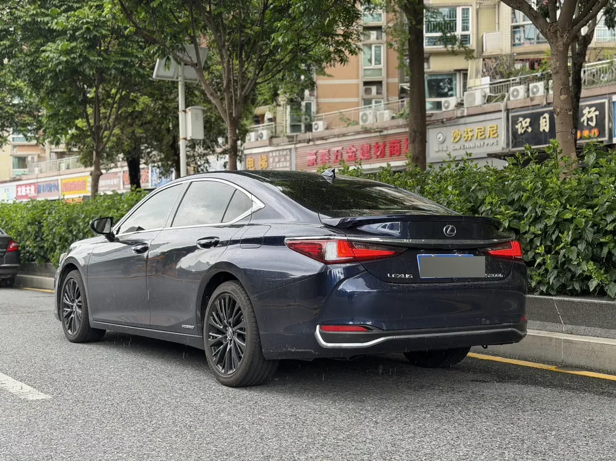 Lexus ES