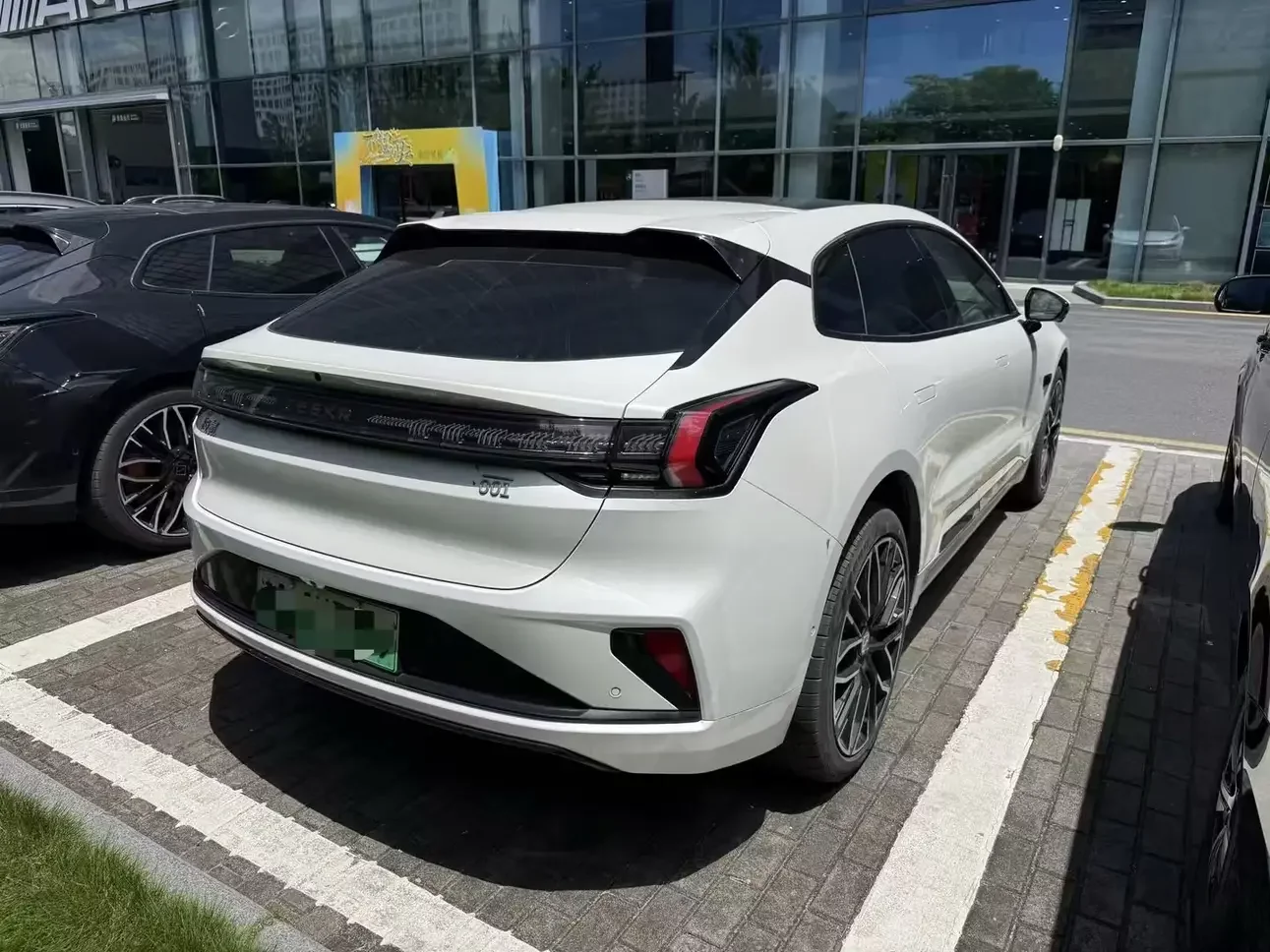 ZEEKR 001