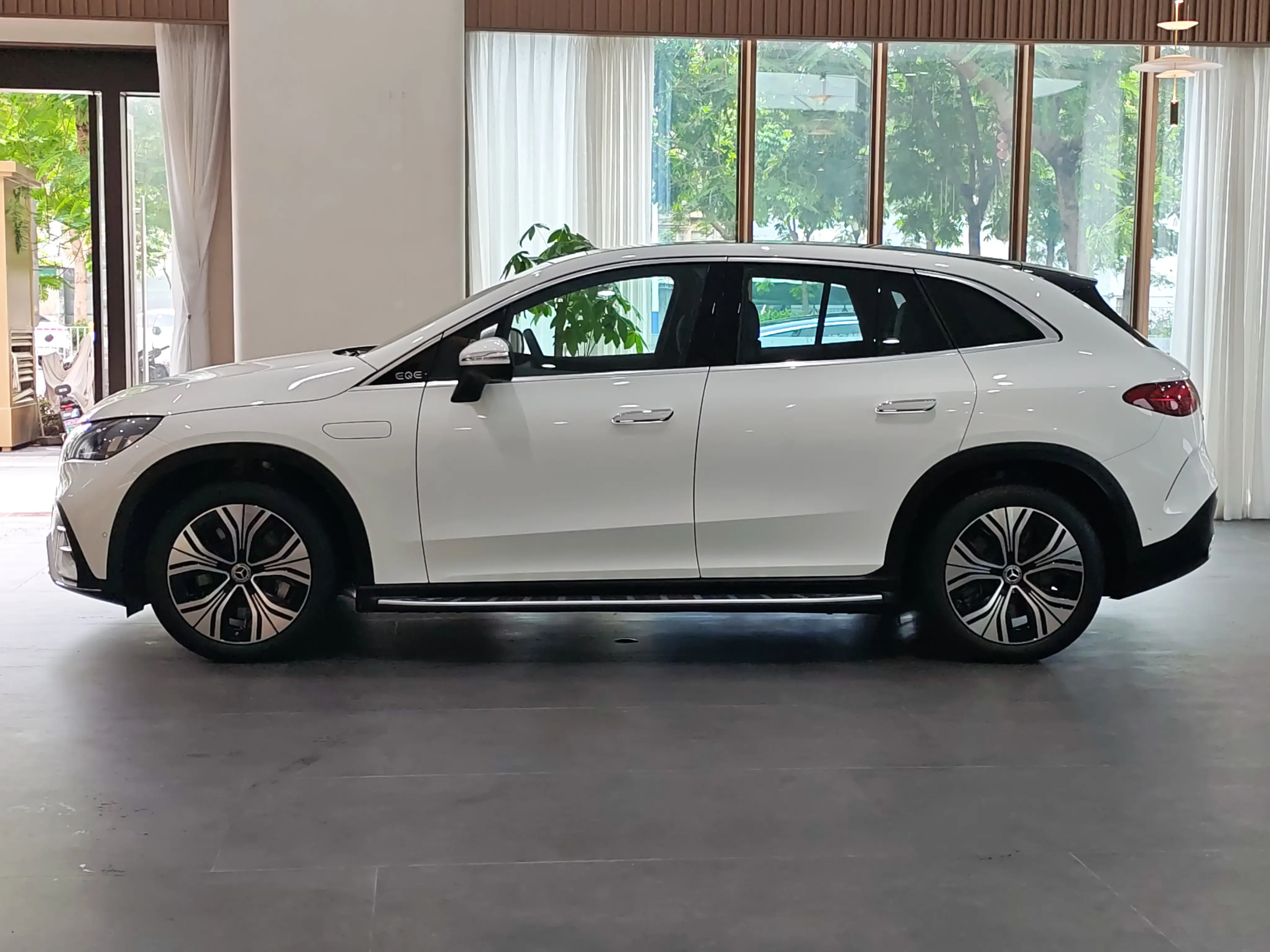 Mercedes-Benz EQE SUV