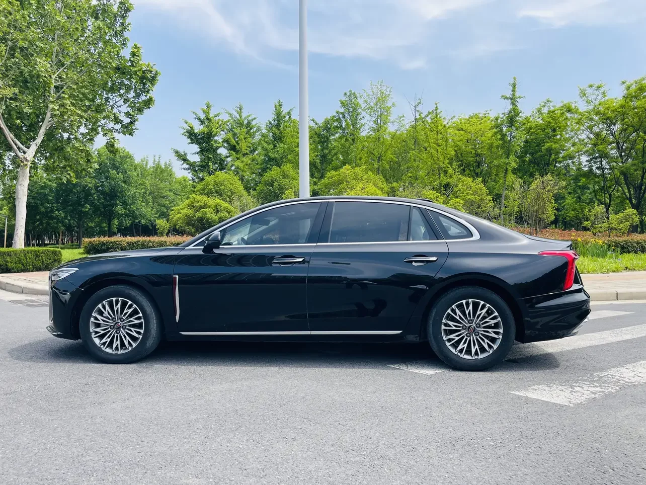 Hongqi H5