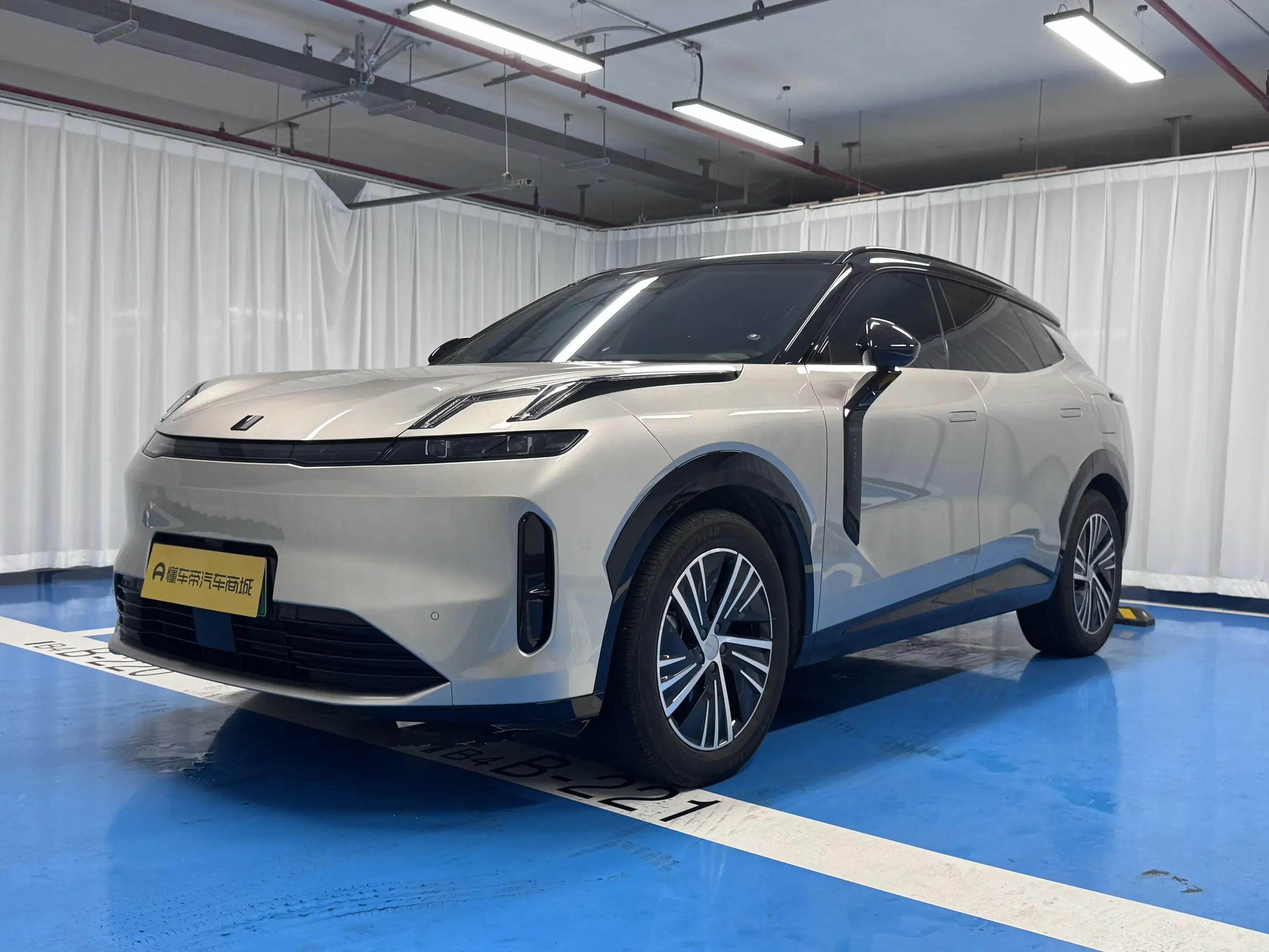 Lynk & Co 08 EM-P