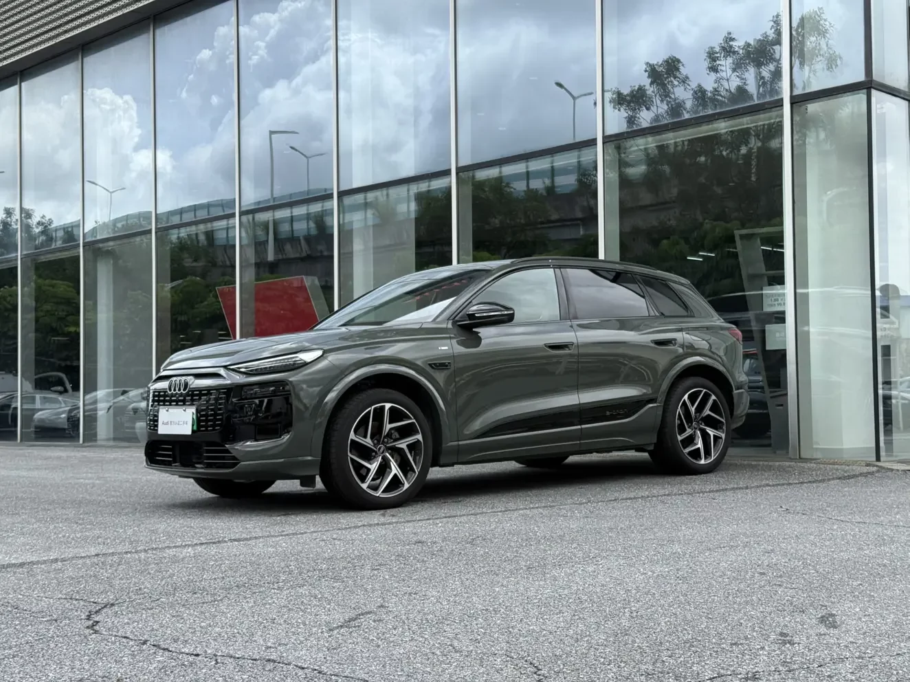 Audi Q6L e-tron  из Китая