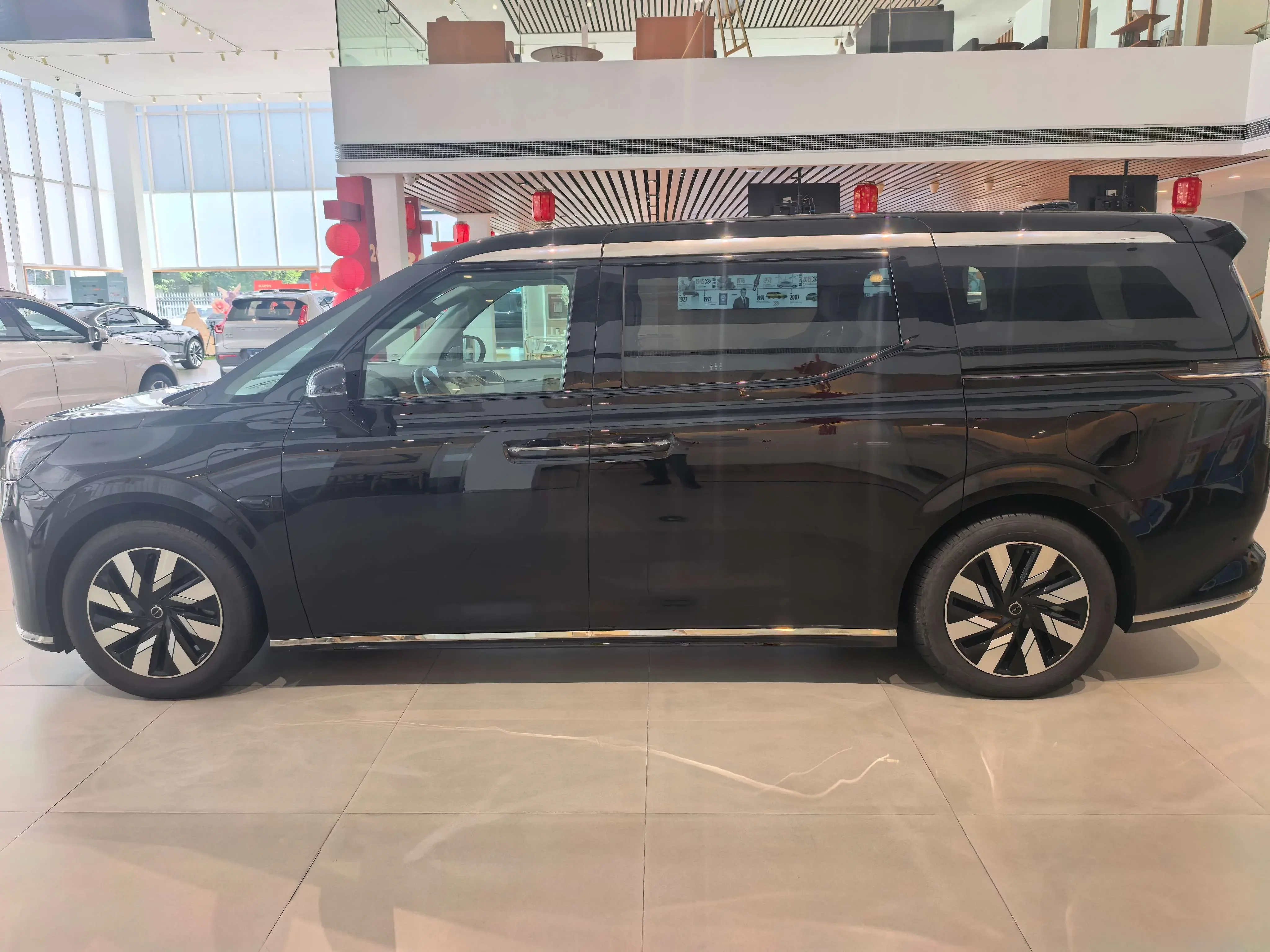 Volvo EM90