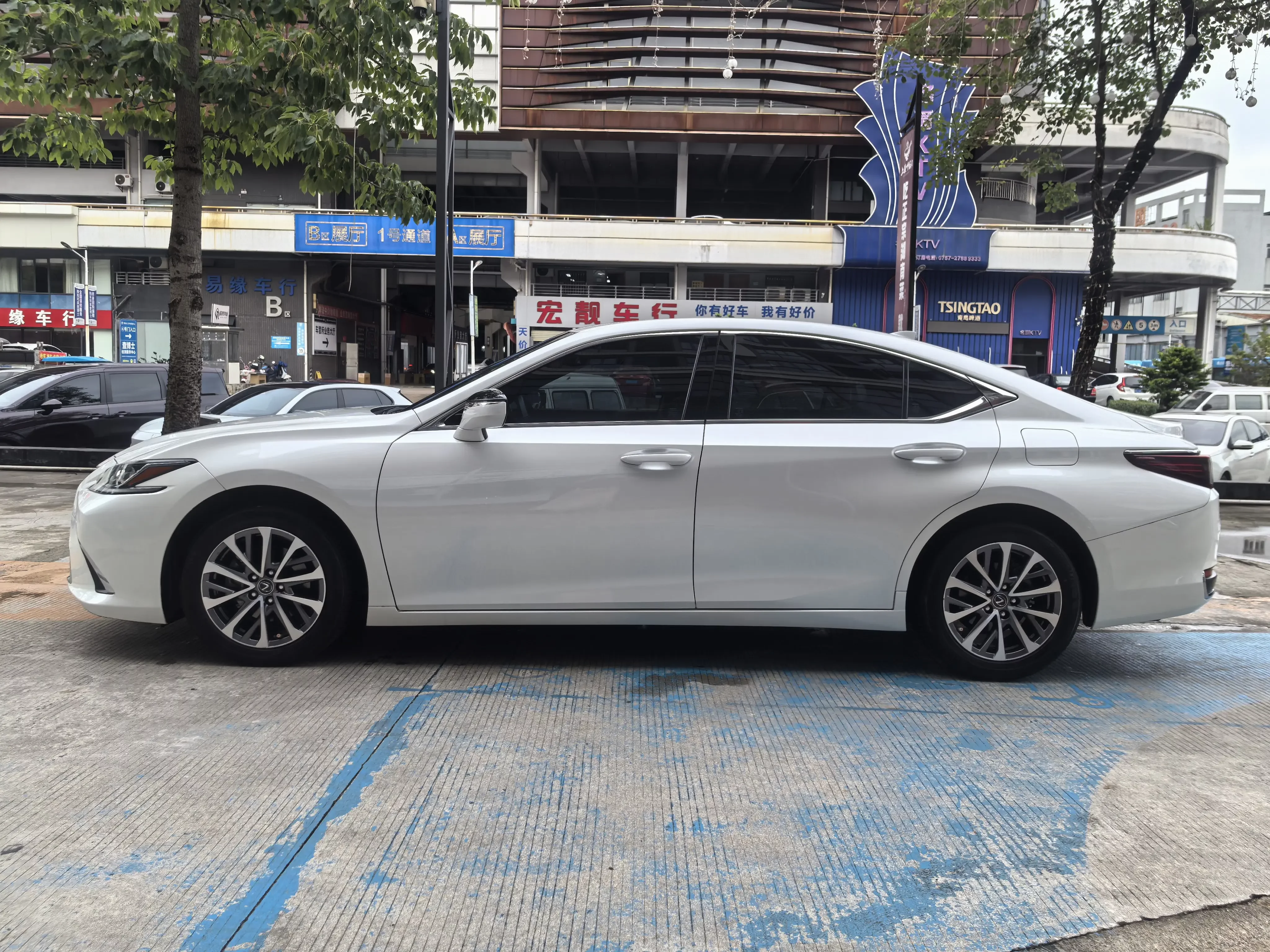 Lexus ES