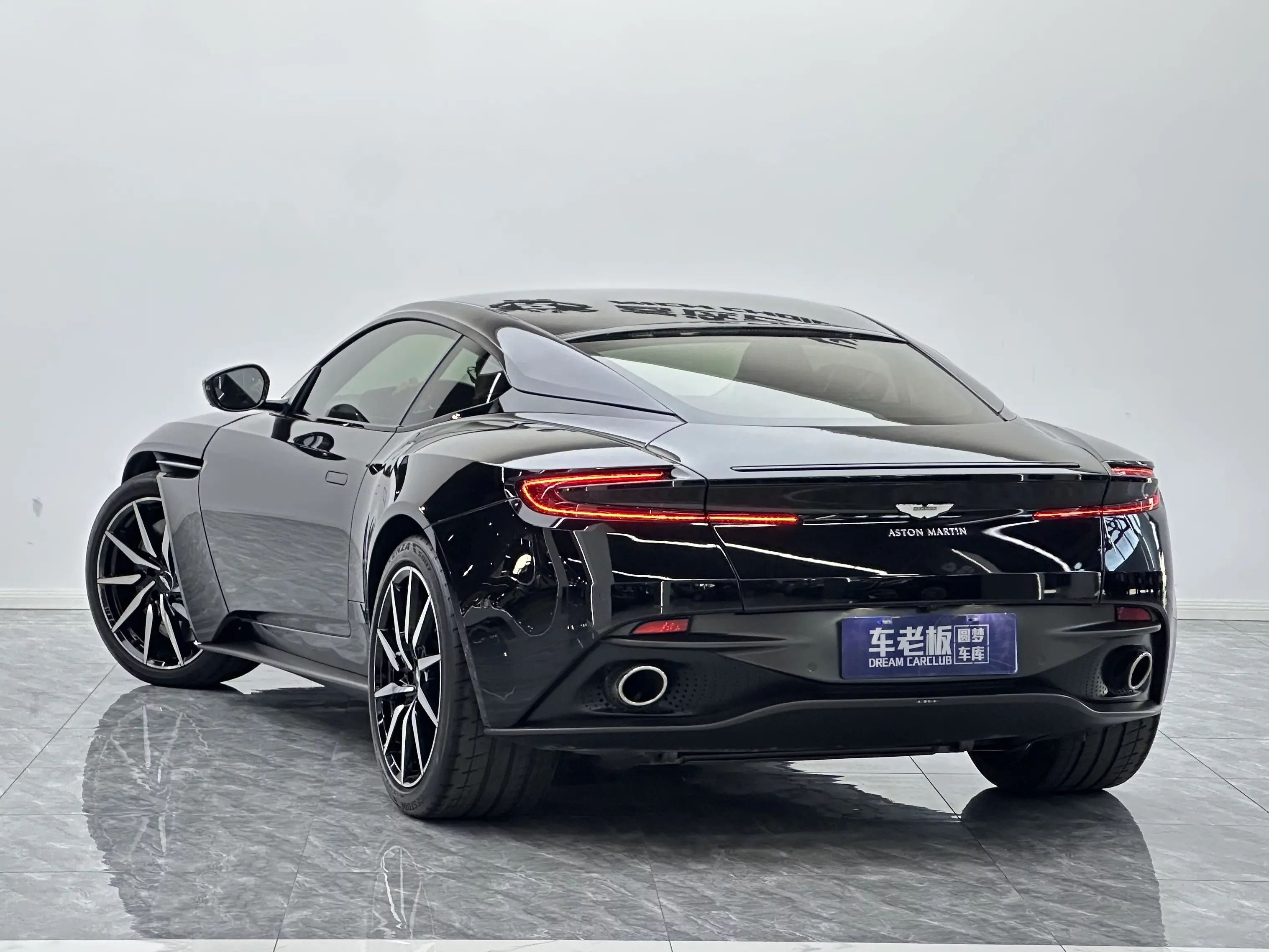 Aston Martin DB11
