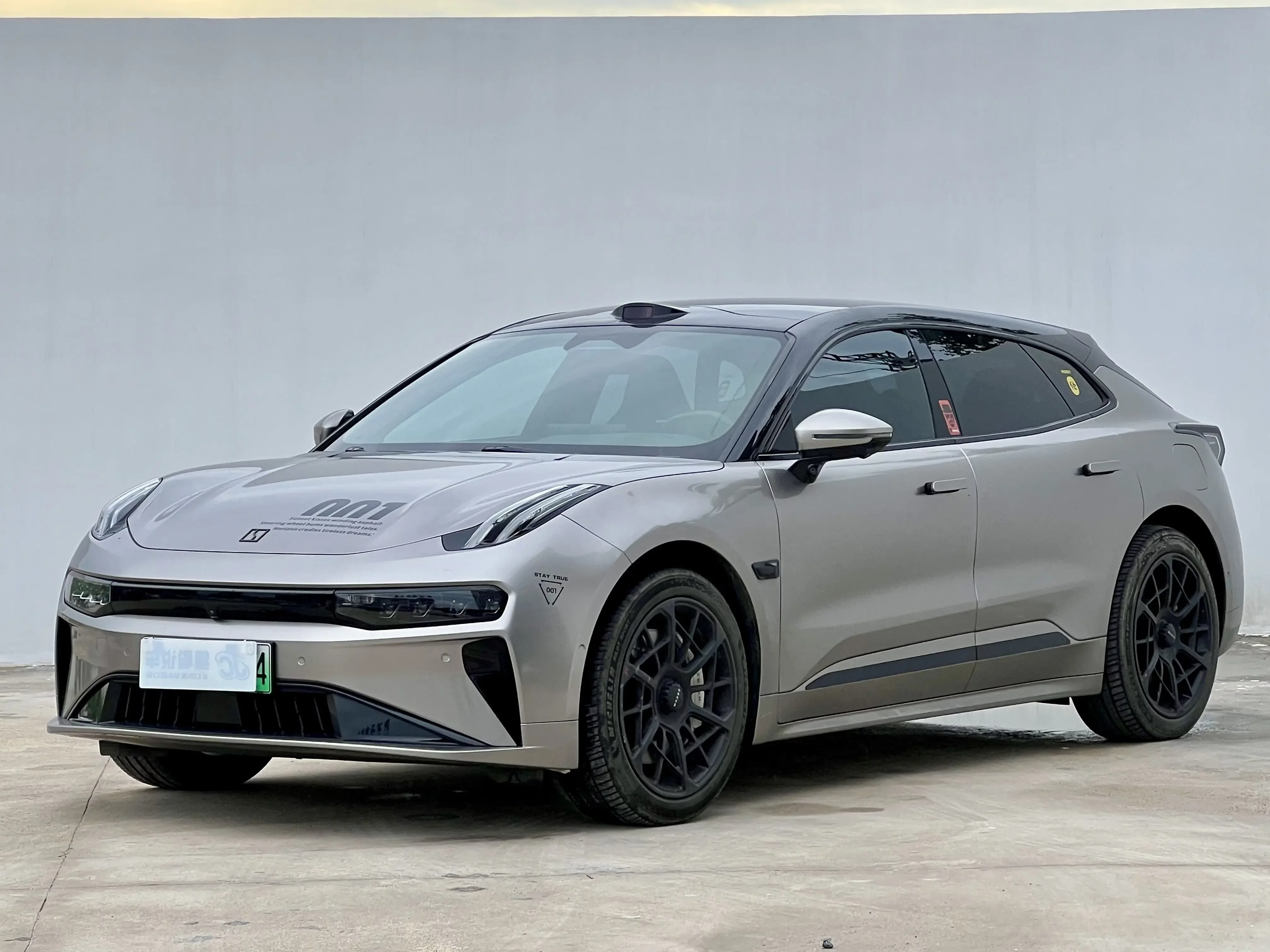 ZEEKR 001