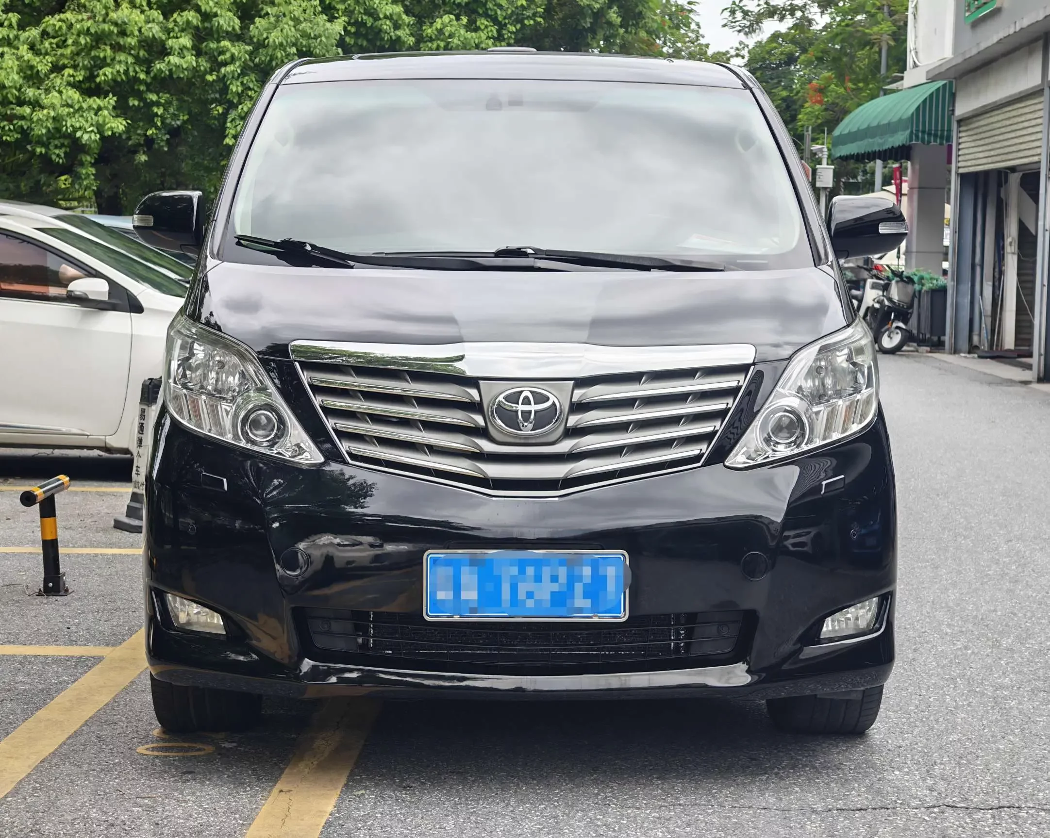 Toyota Alphard (Elfa)  из Китая