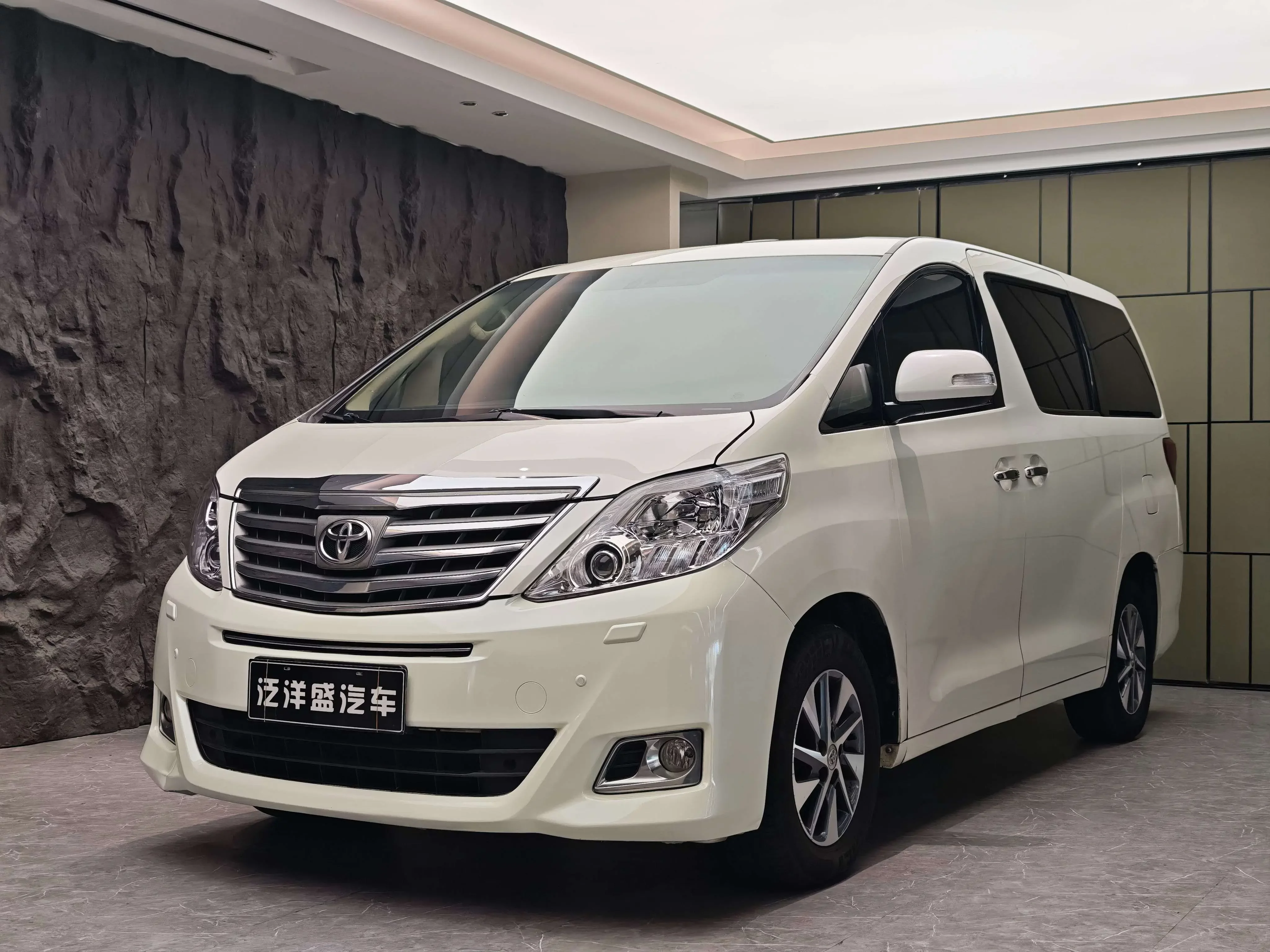 Toyota Alphard (Elfa)  из Китая