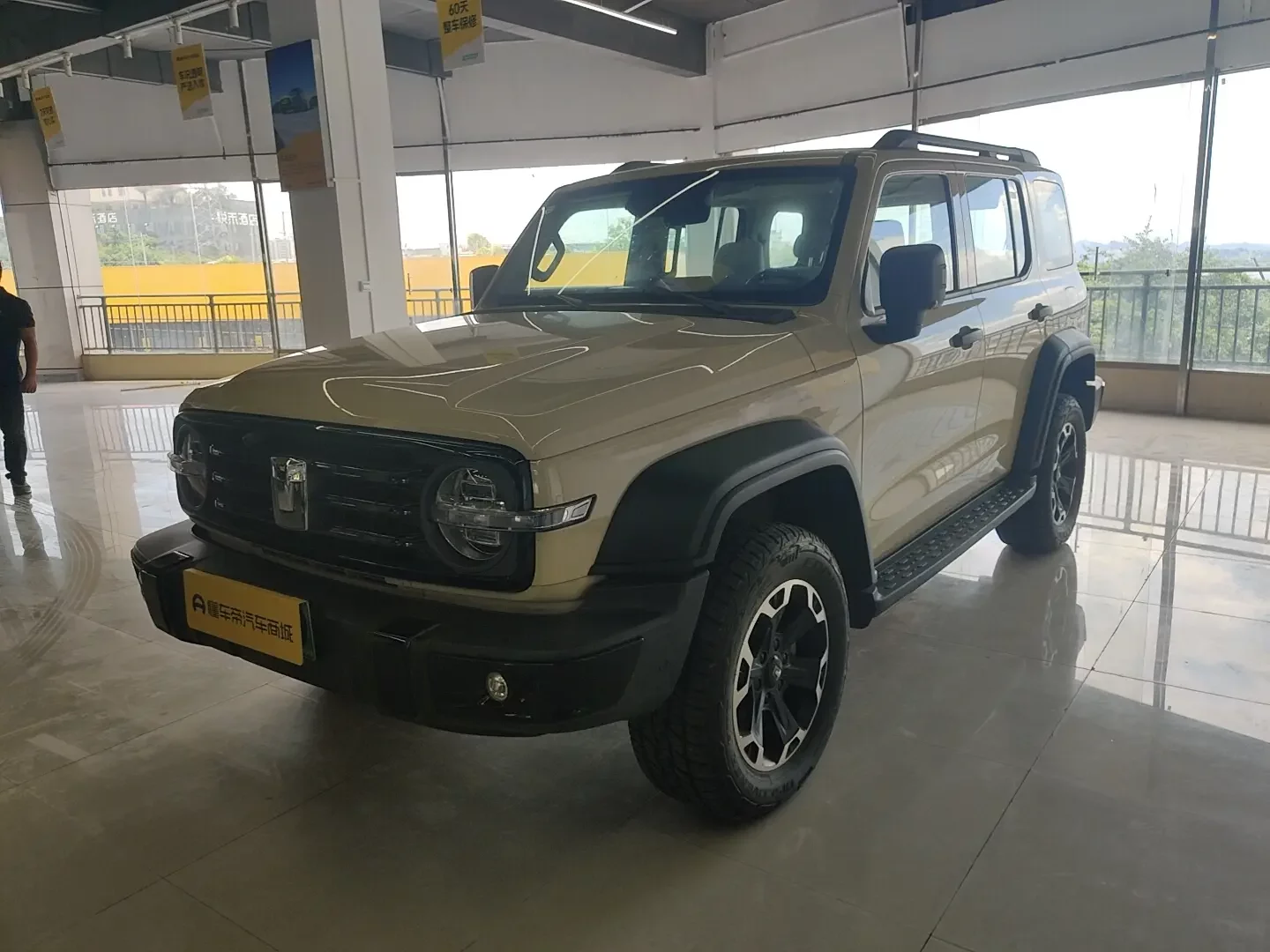 Tank 300 Hi4-T