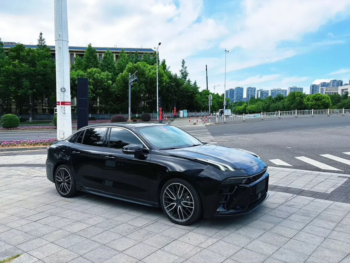 Lynk & Co 03