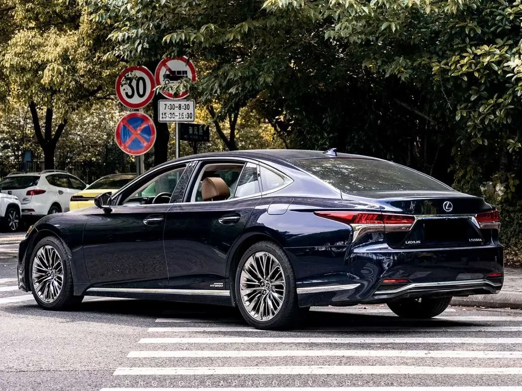 Lexus LS