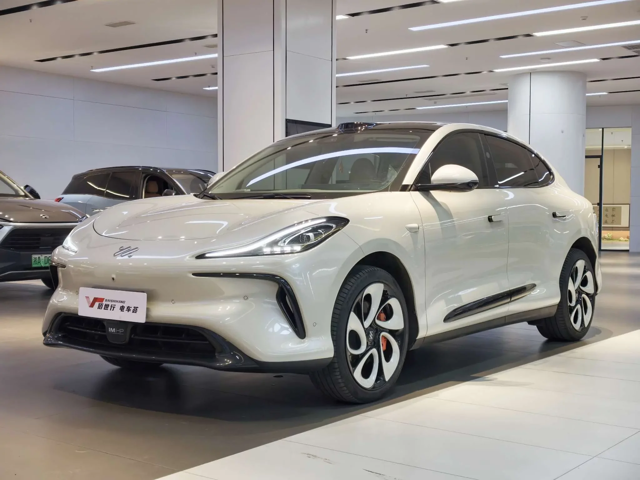 Zhiji LS6  из Китая