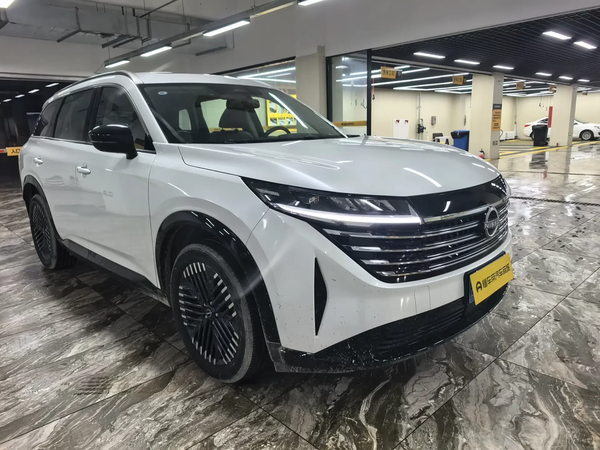 Nissan Explore the land