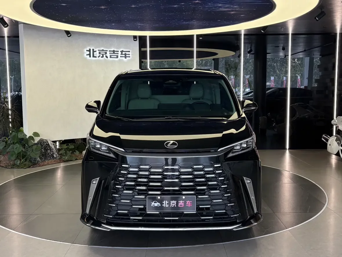 Lexus LM