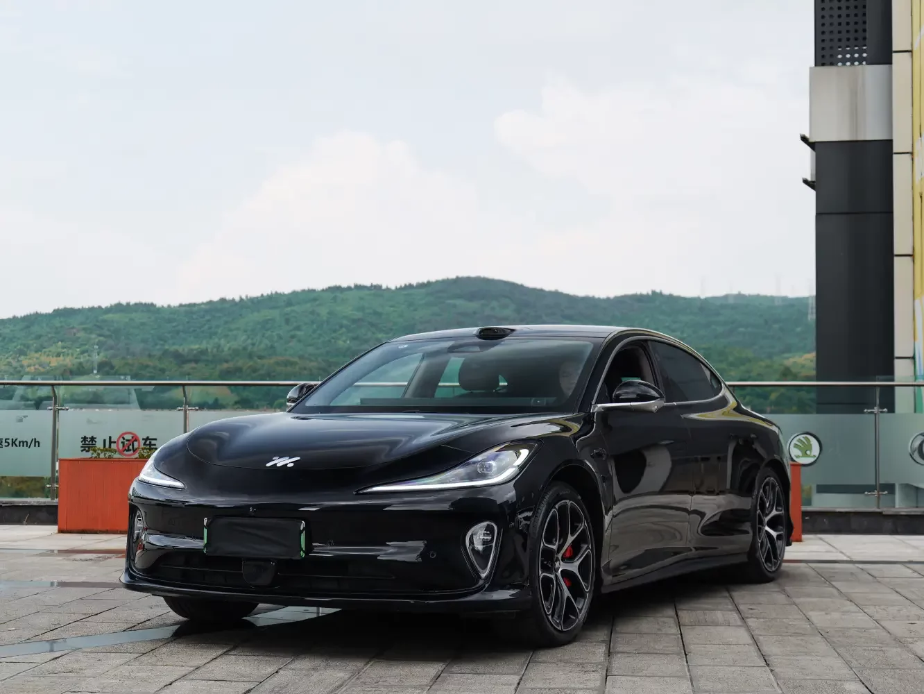 Zhiji L6  из Китая