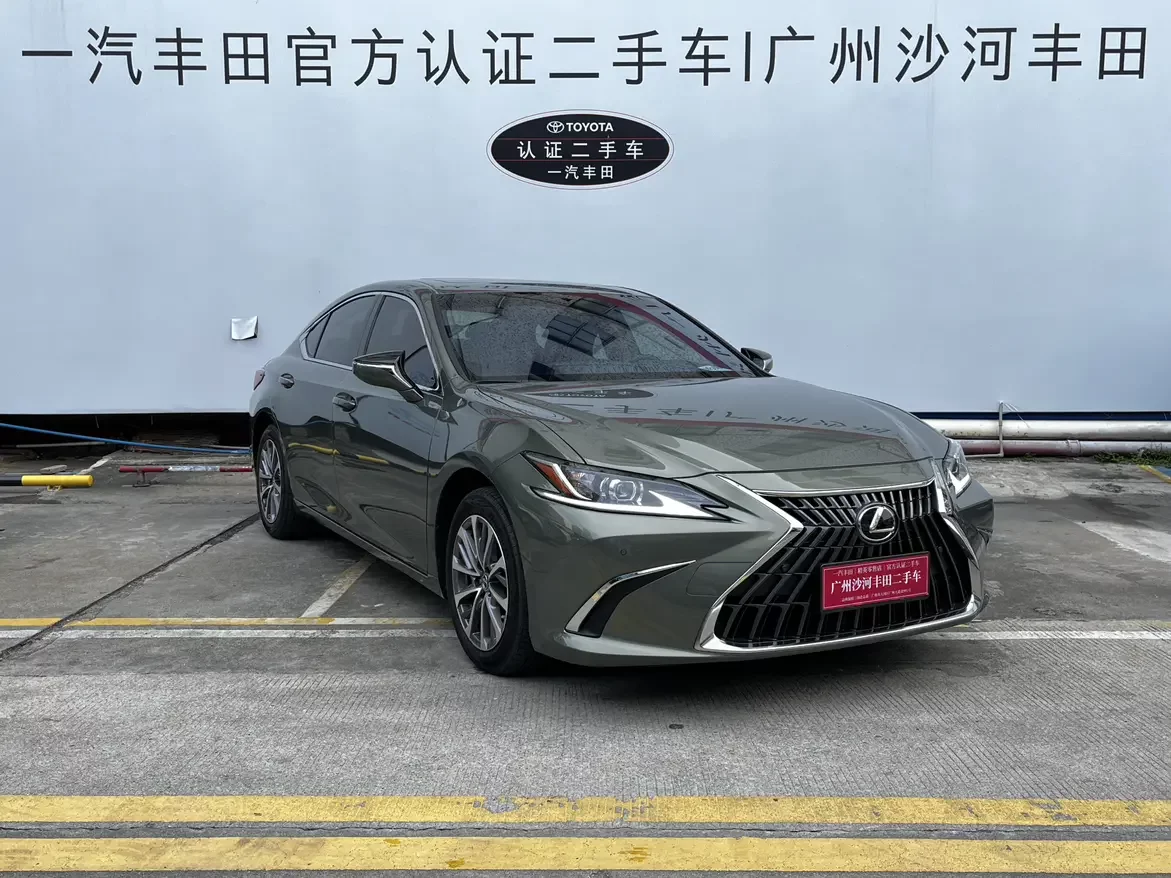 Lexus ES